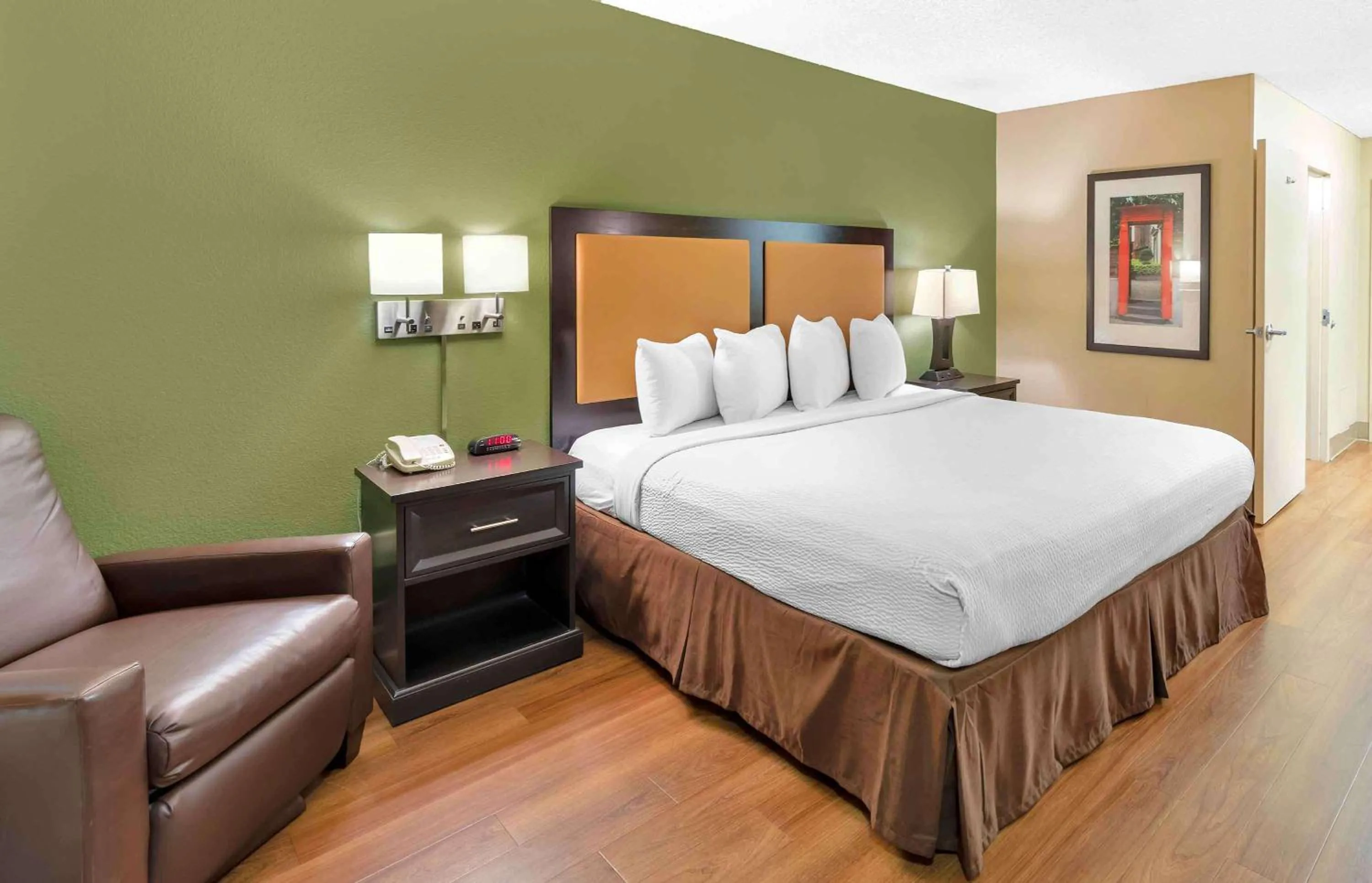 Bedroom, Bed in Extended Stay America Suites - Los Angeles - Chino Valley