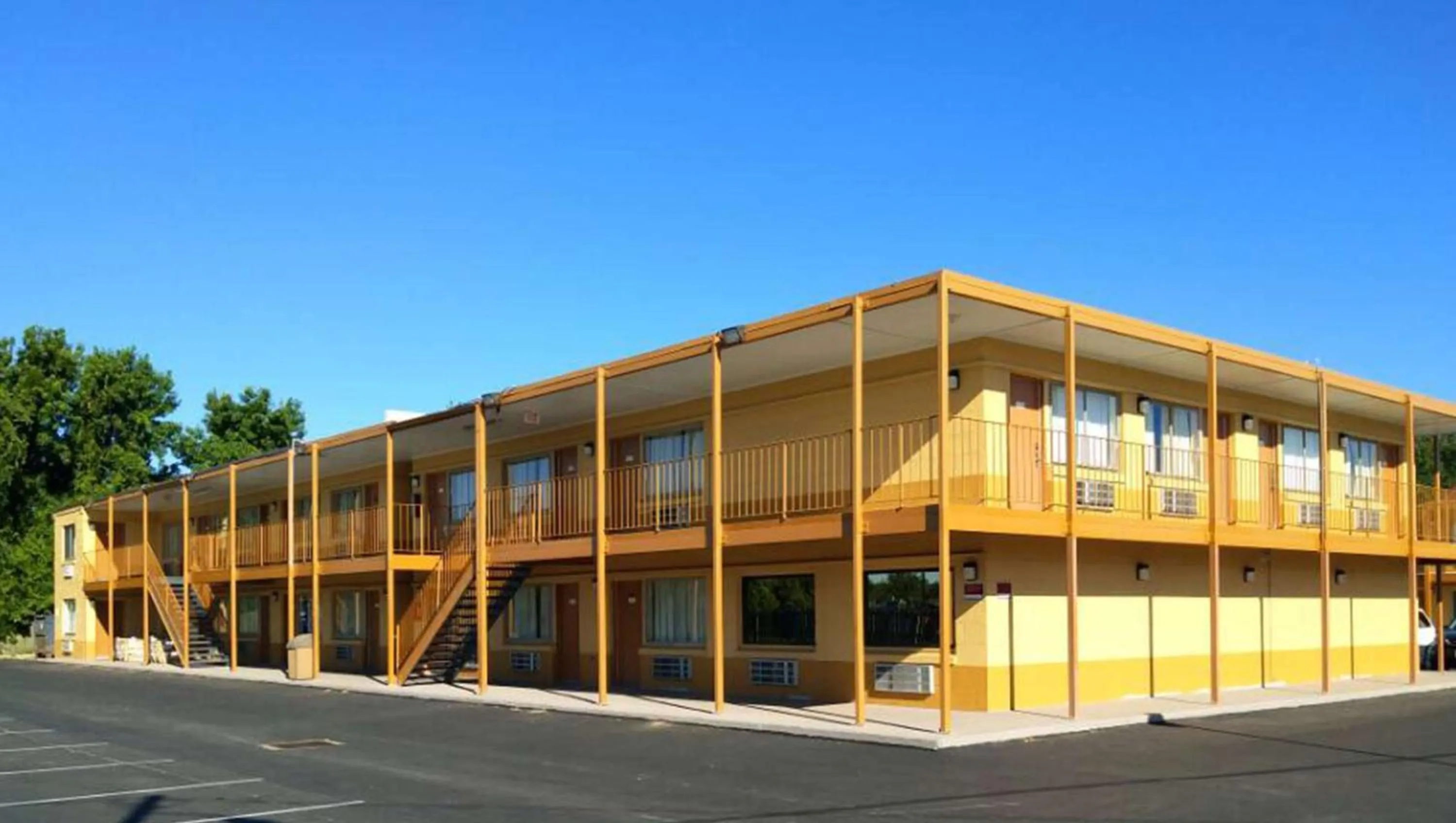 Property building in Express Inn Newport News