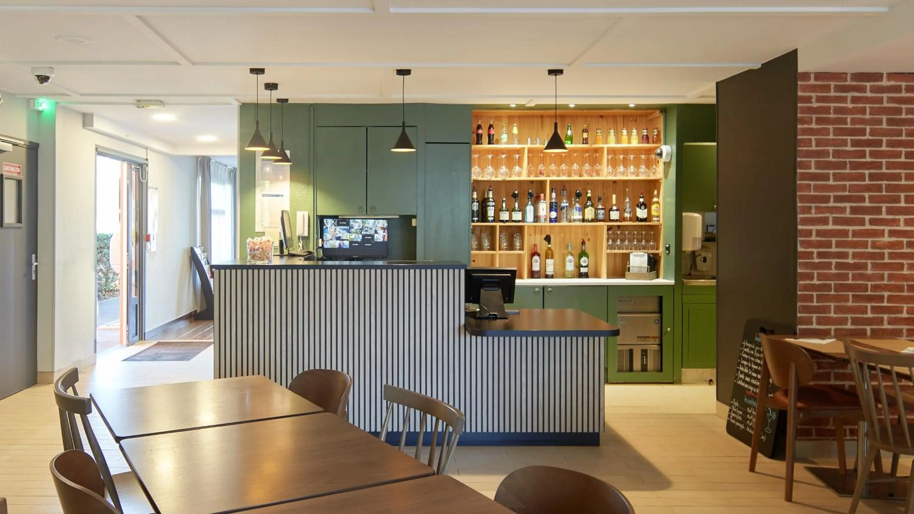 Lobby or reception in Campanile NATURE - Cergy Pontoise