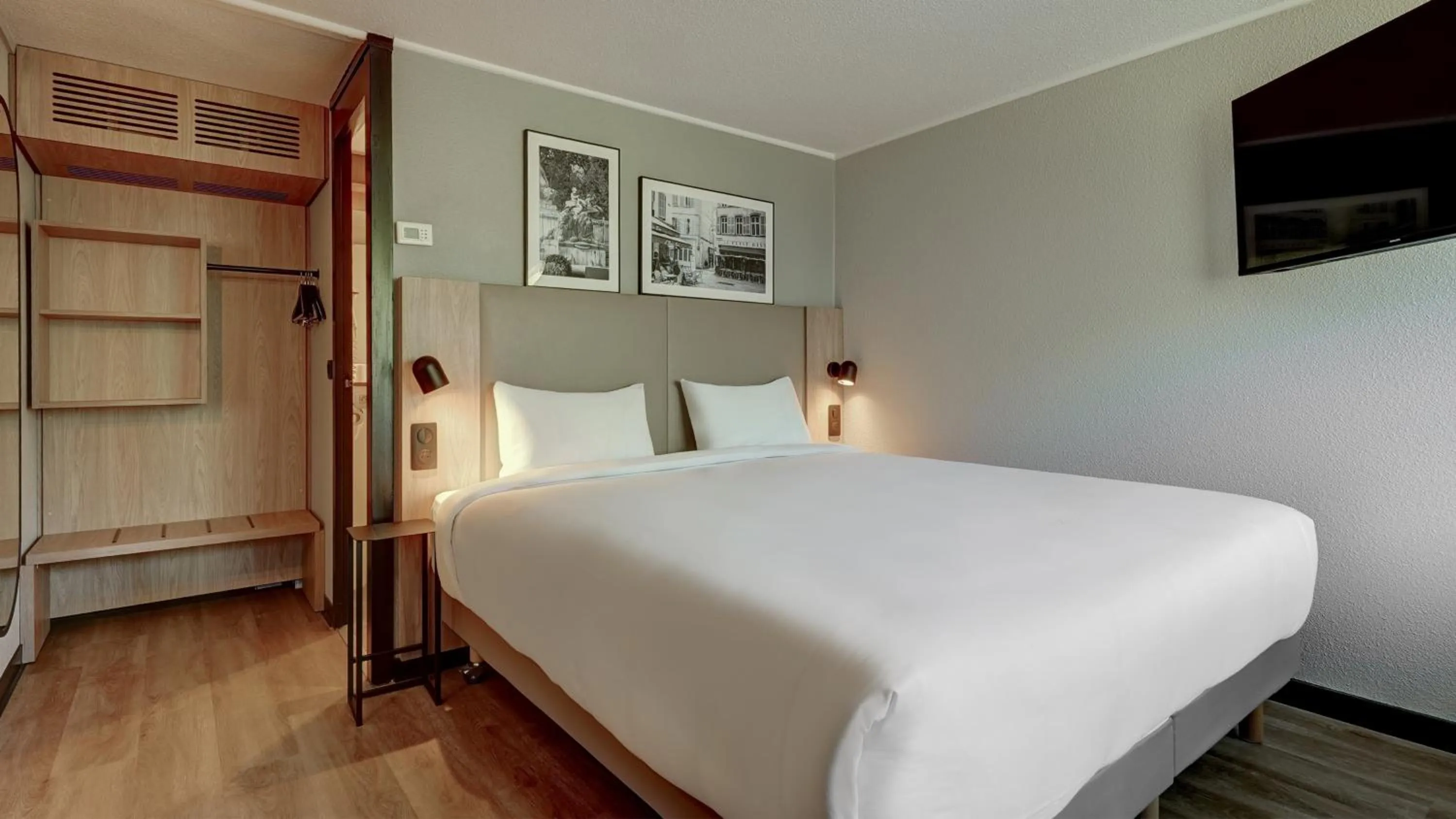 Photo of the whole room, Bed in Campanile NATURE - Cergy Pontoise