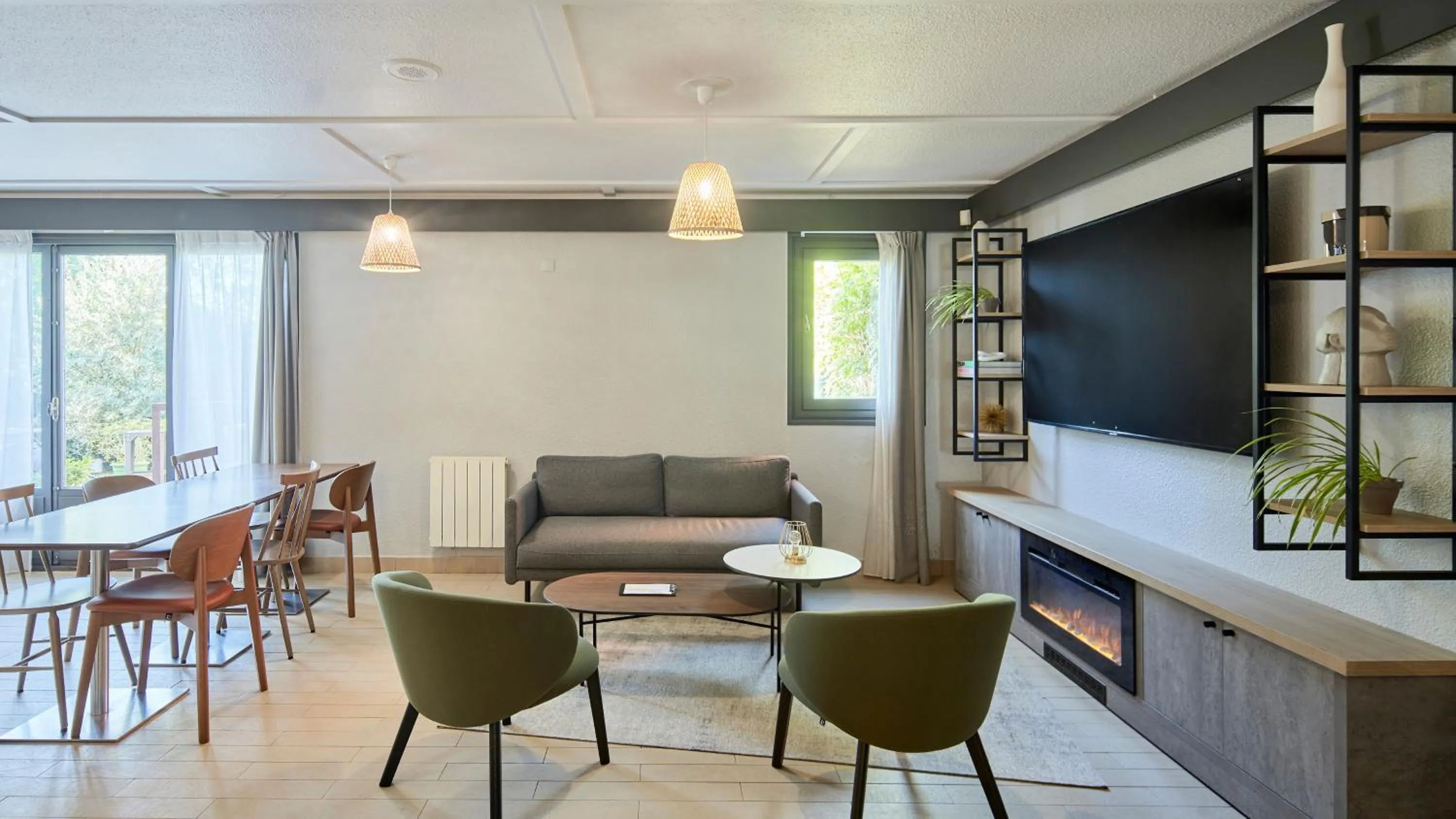 Communal lounge/ TV room in Campanile NATURE - Cergy Pontoise