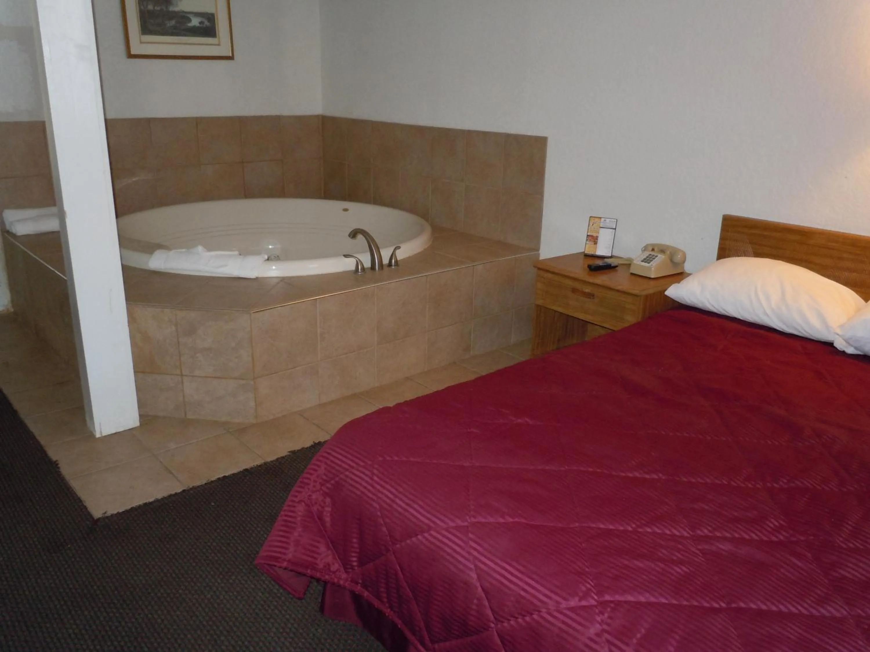 Hot Tub, Bed in Travelodge by Wyndham Grand Rapids North