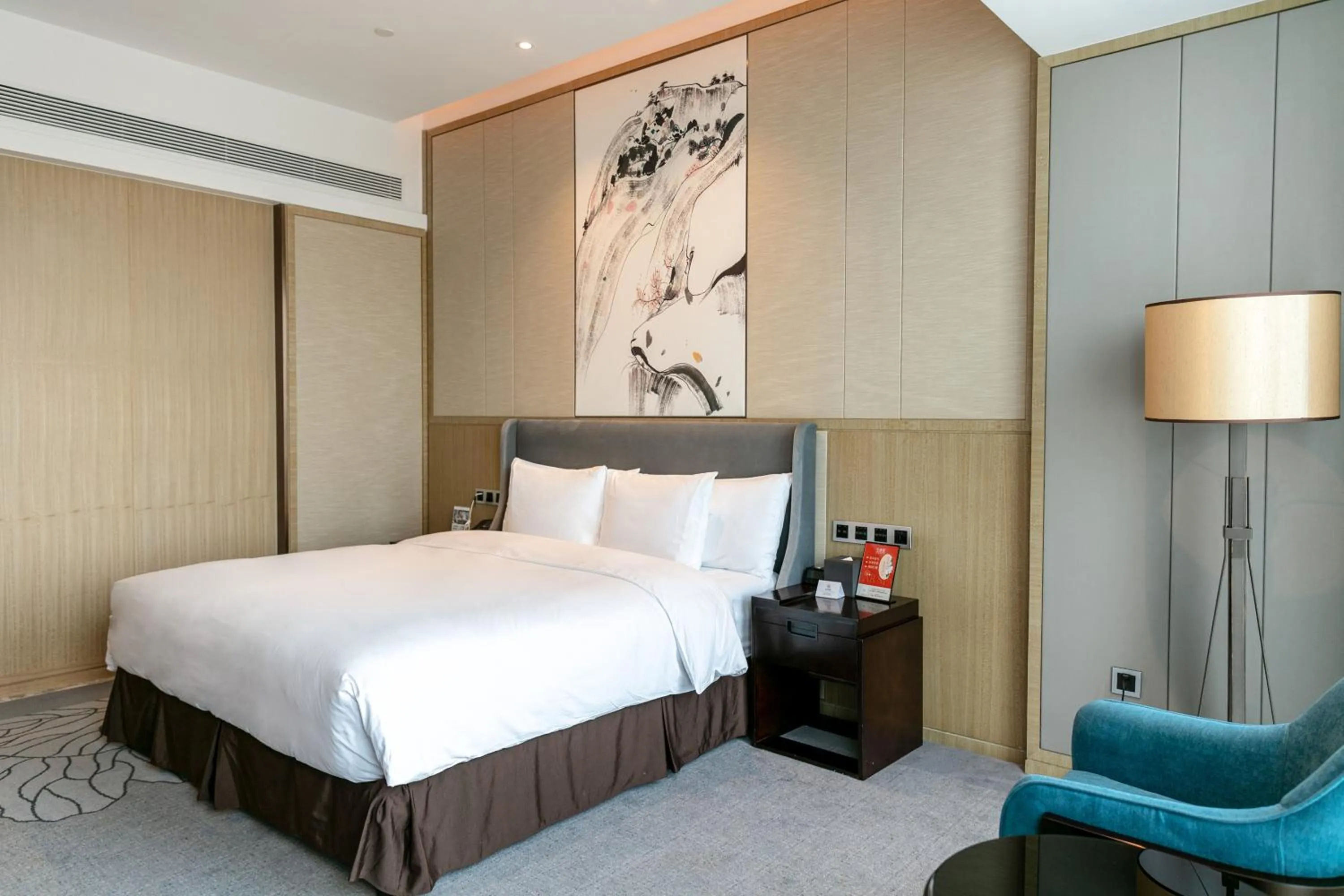 Photo of the whole room, Bed in Crowne Plaza Nanning City Center by IHG
