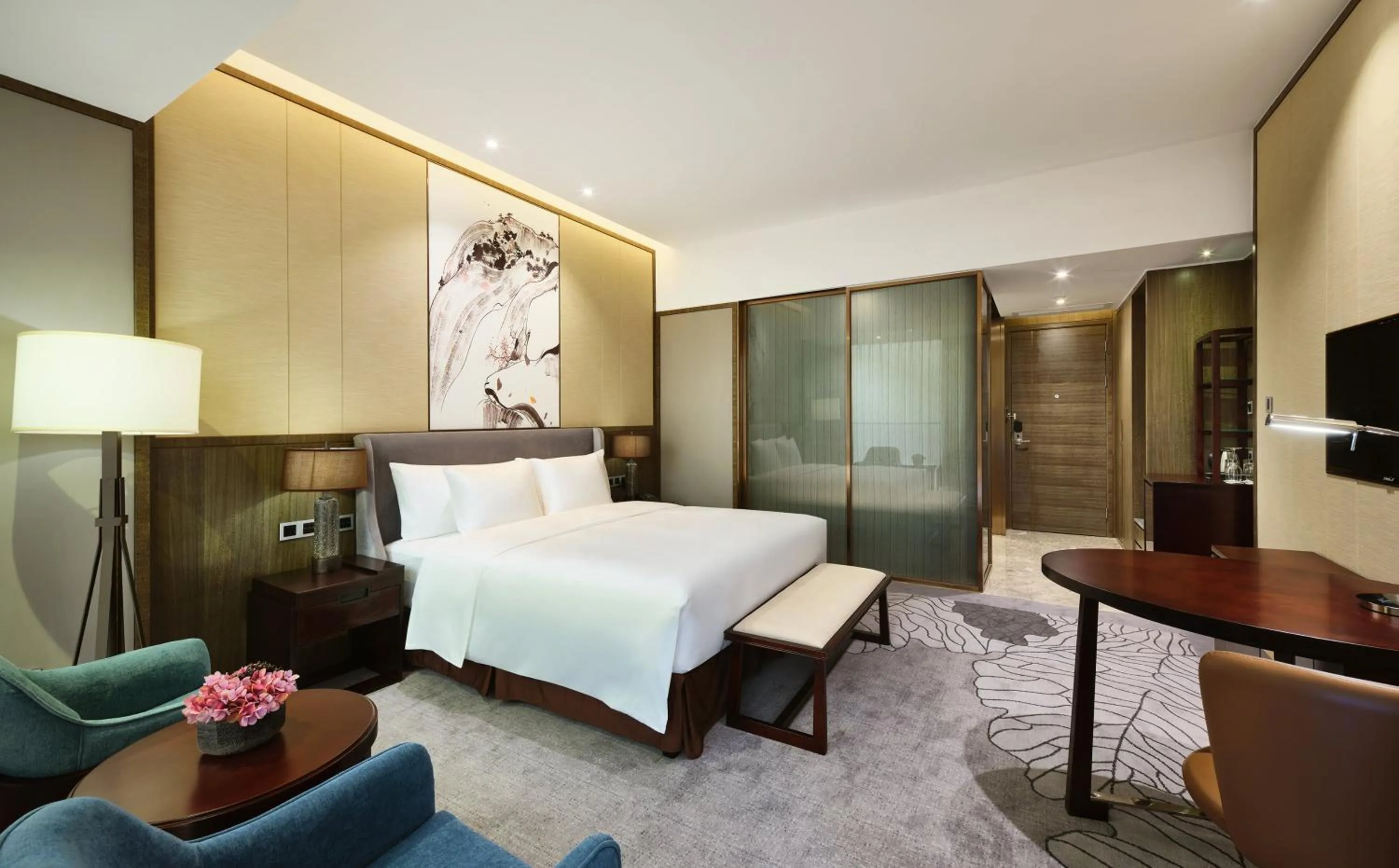 Photo of the whole room, Bed in Crowne Plaza Nanning City Center by IHG