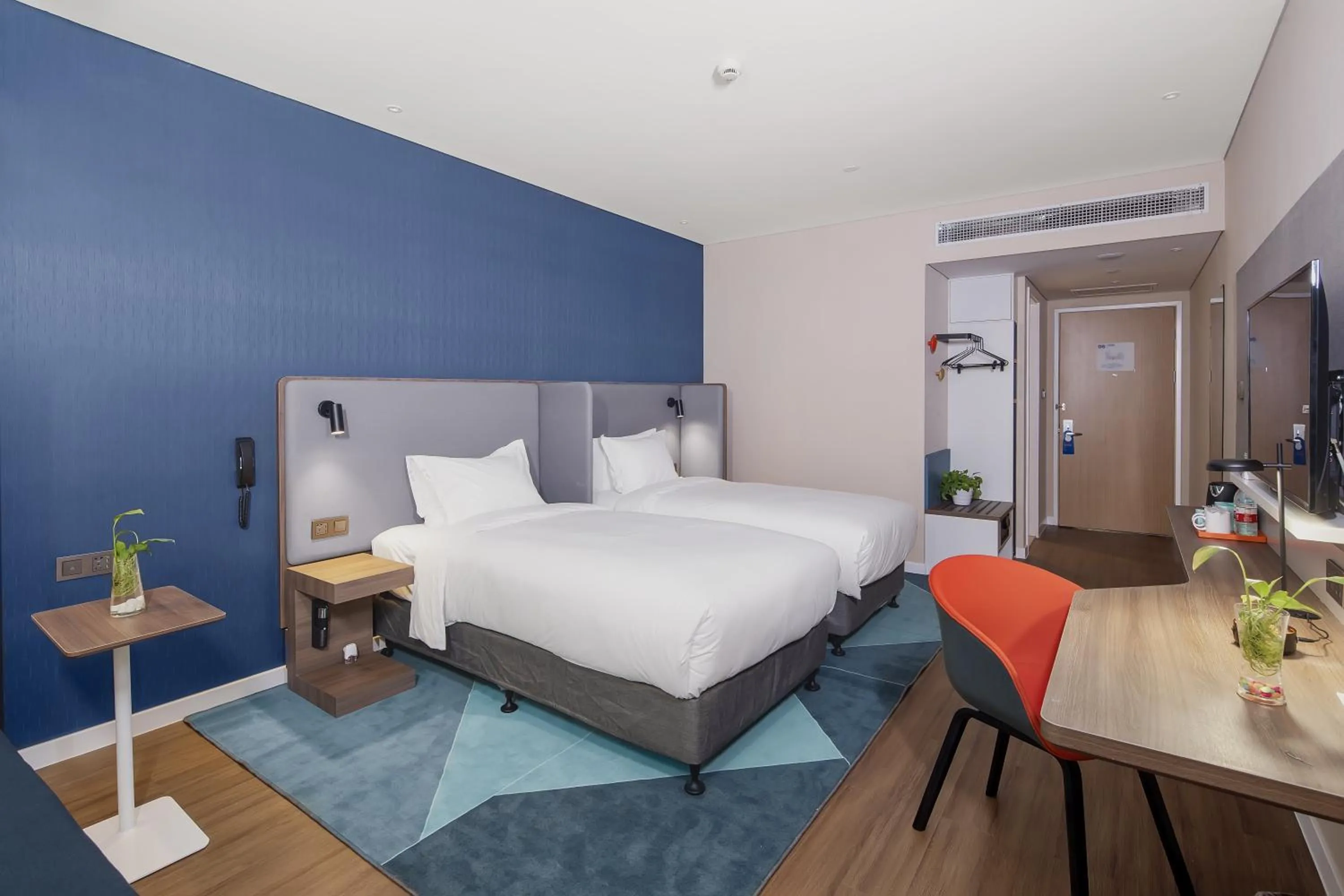 Photo of the whole room, Bed in Holiday Inn Express Shanghai Chongming by IHG