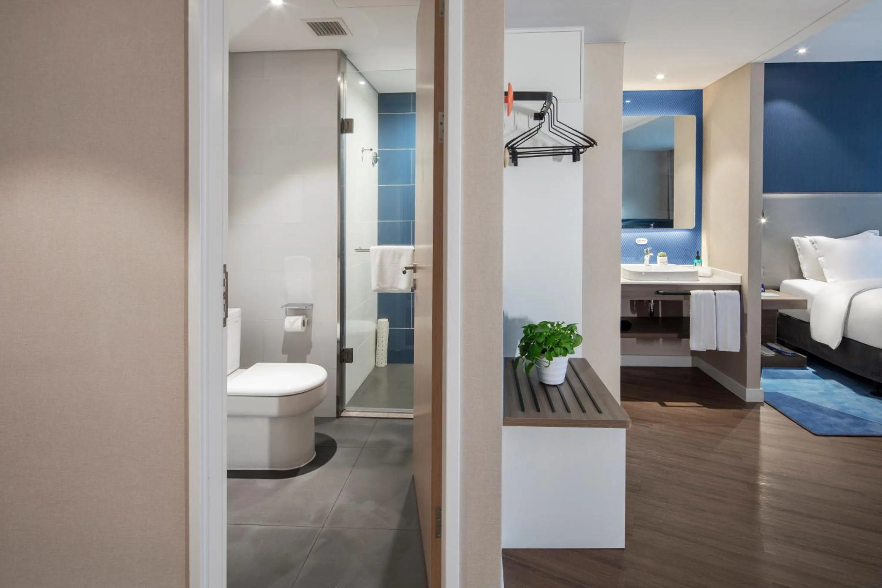 Photo of the whole room, Bed in Holiday Inn Express Shanghai Chongming by IHG