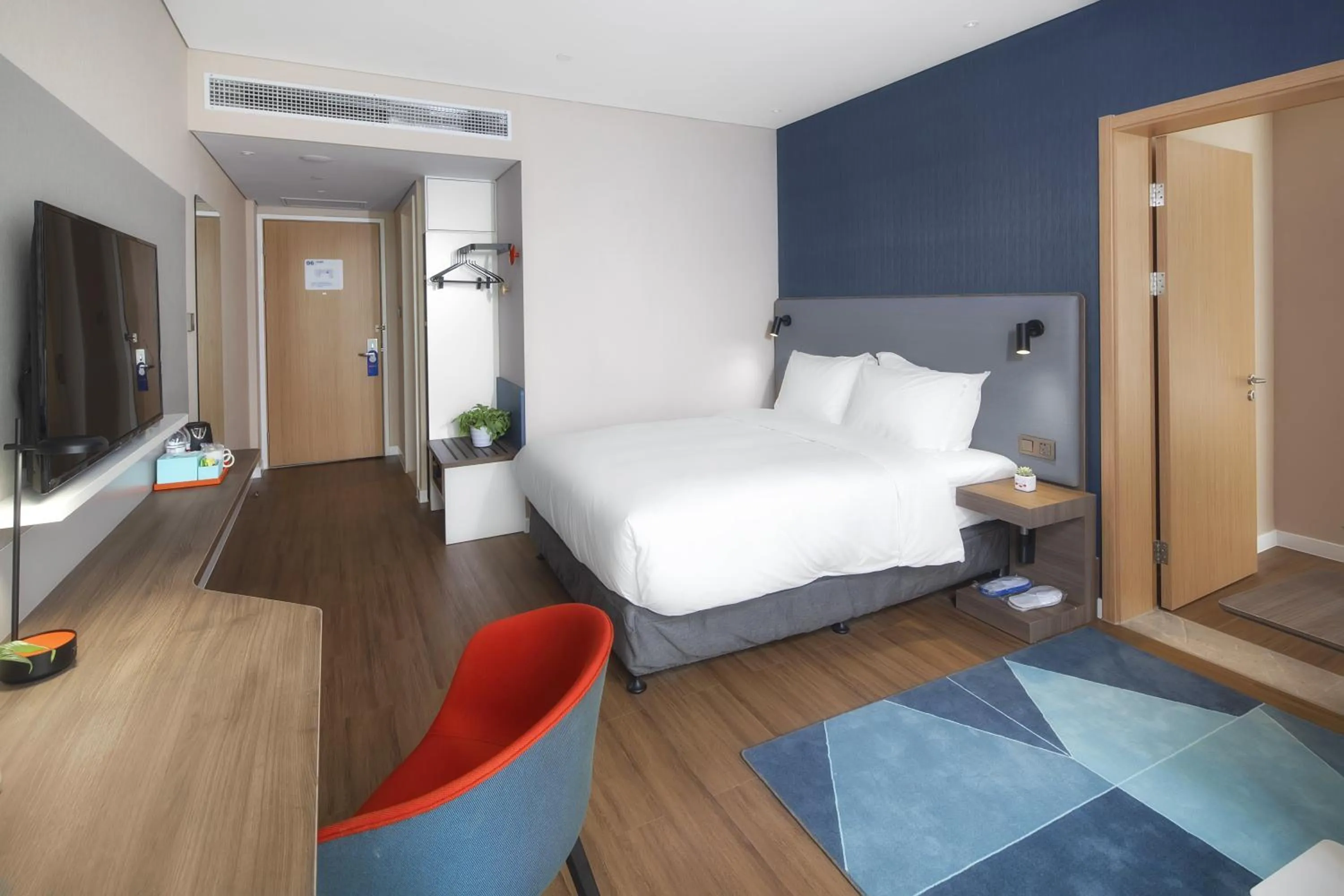 Photo of the whole room, Bed in Holiday Inn Express Shanghai Chongming by IHG