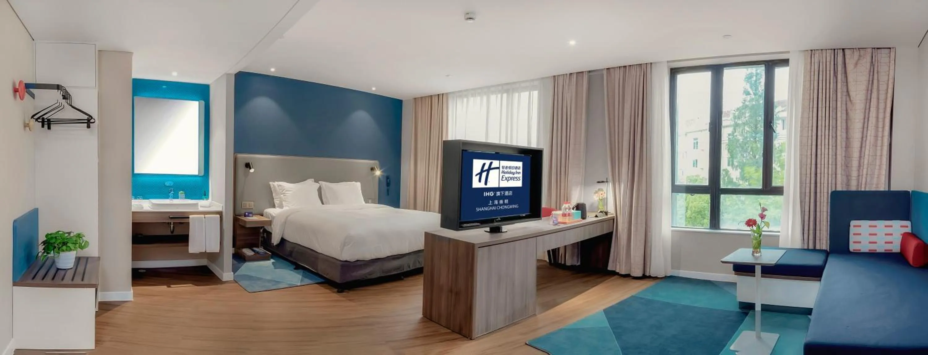 Photo of the whole room, Bed in Holiday Inn Express Shanghai Chongming by IHG