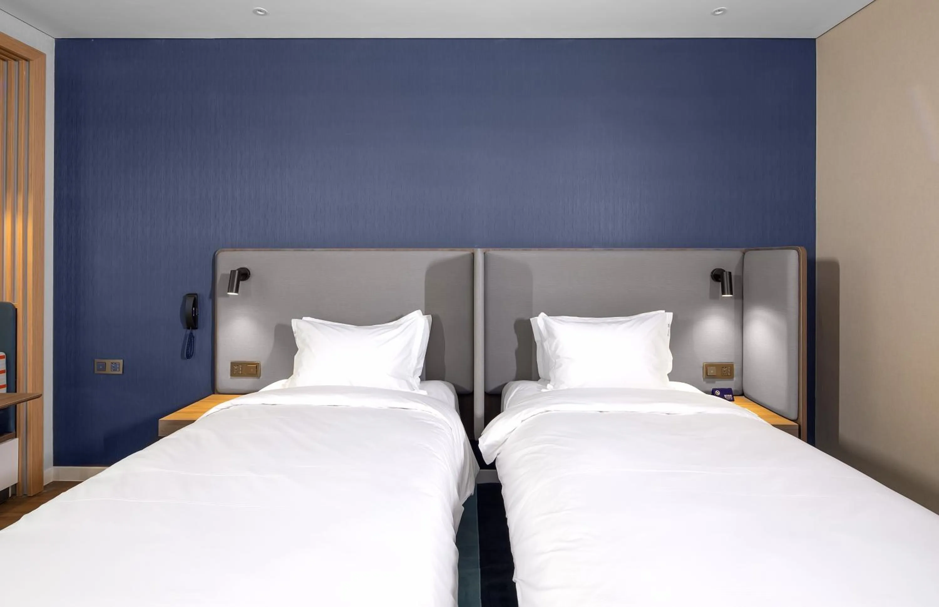 Photo of the whole room, Bed in Holiday Inn Express Shanghai Chongming by IHG