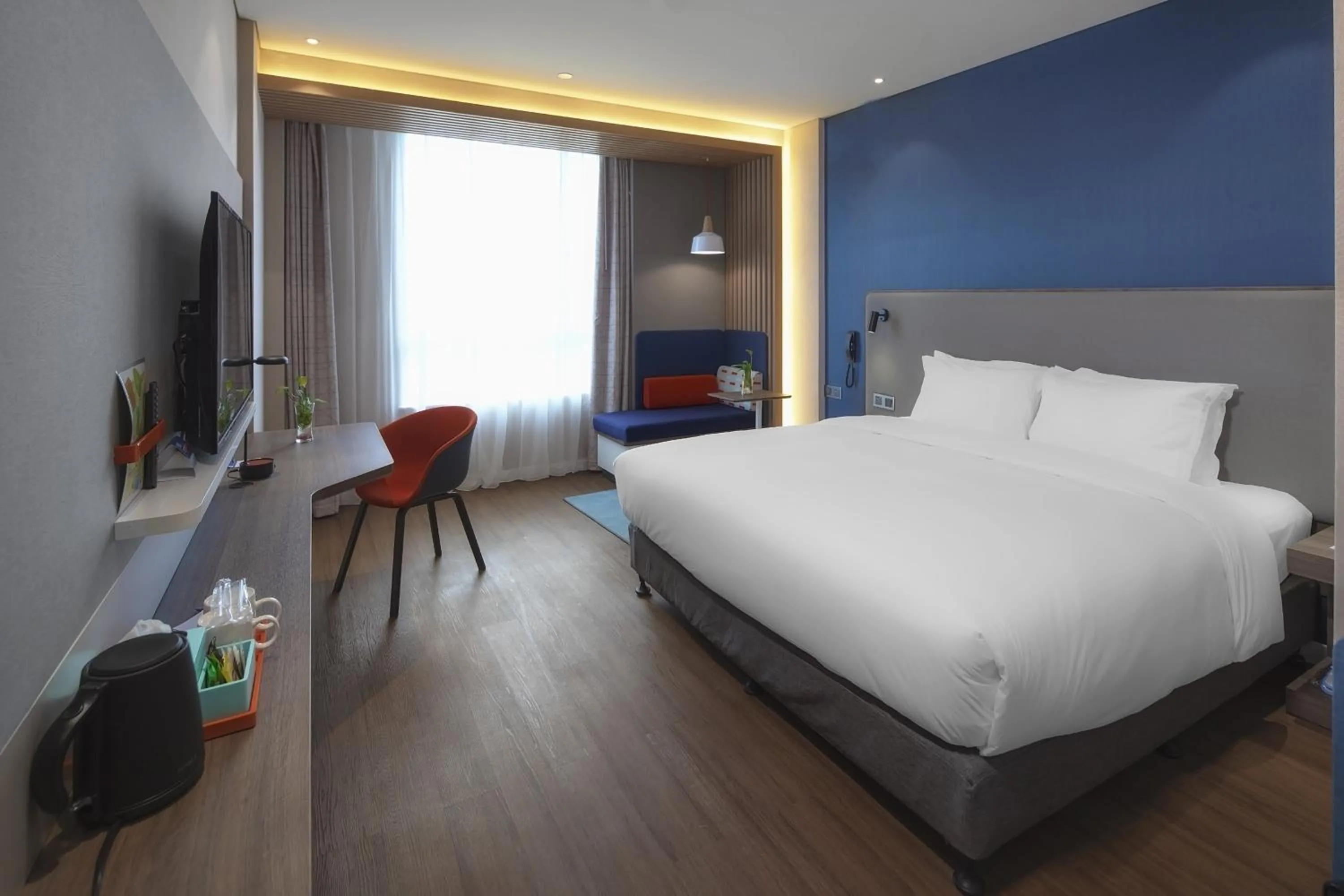 Photo of the whole room, Bed in Holiday Inn Express Shanghai Chongming by IHG