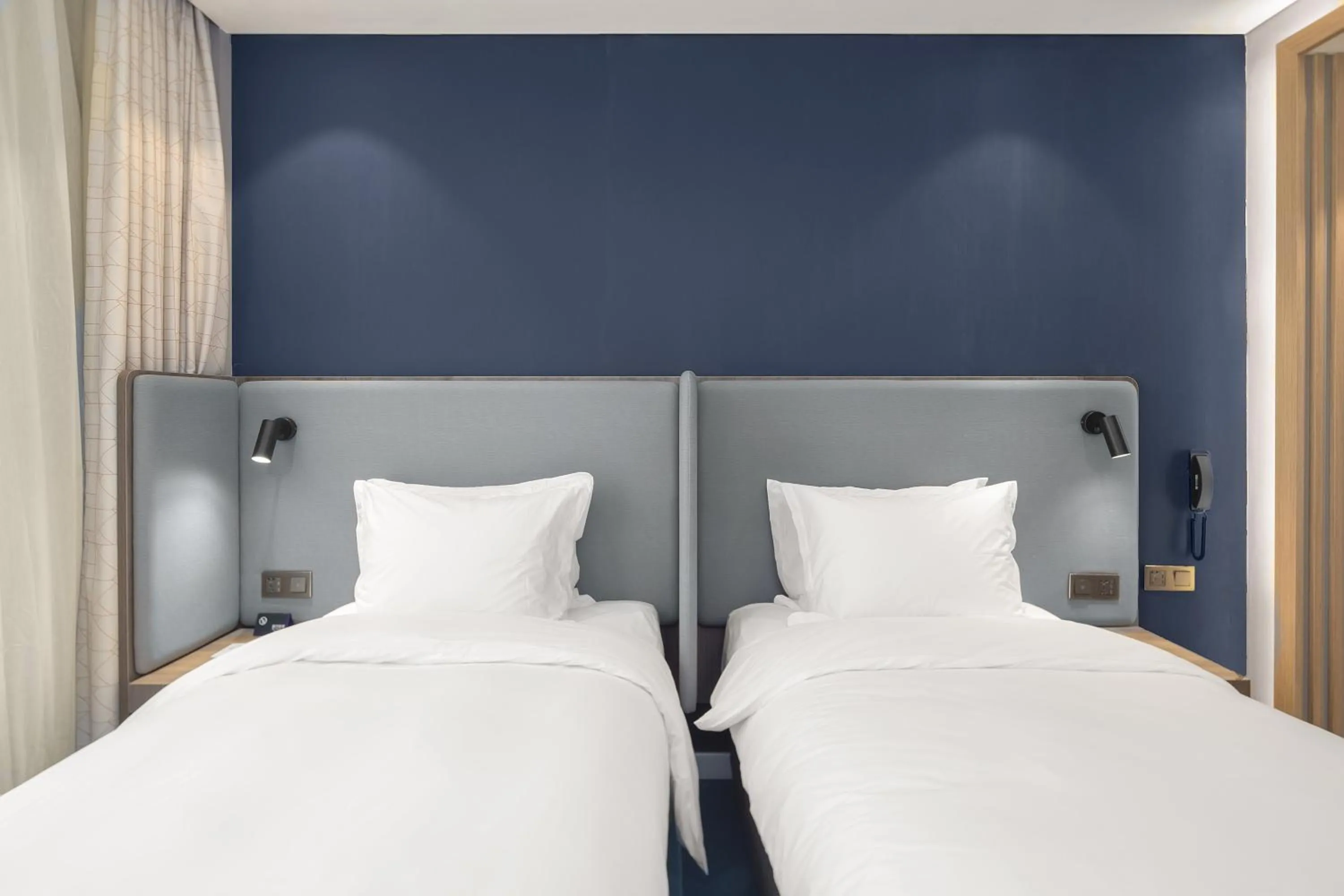 Photo of the whole room, Bed in Holiday Inn Express Shanghai Chongming by IHG