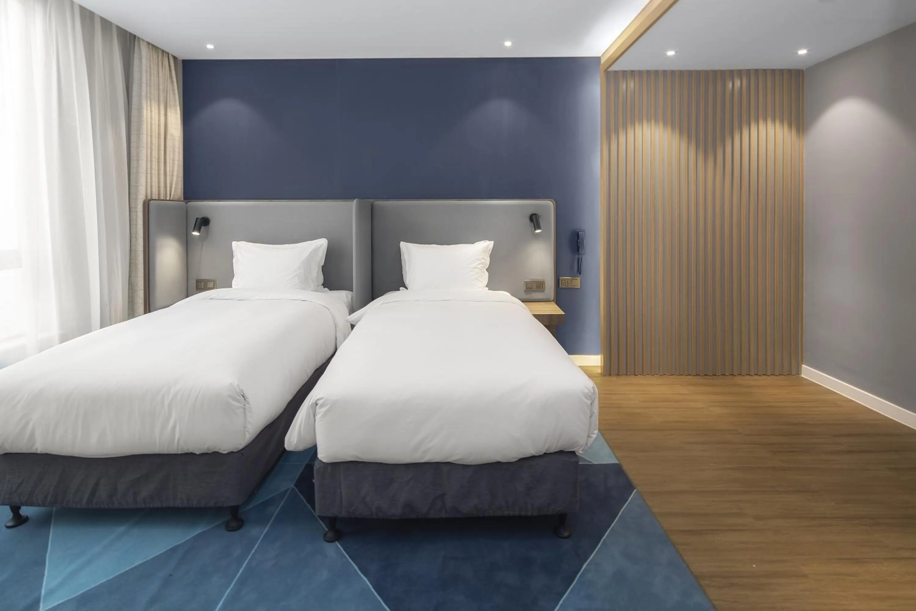 Photo of the whole room, Bed in Holiday Inn Express Shanghai Chongming by IHG