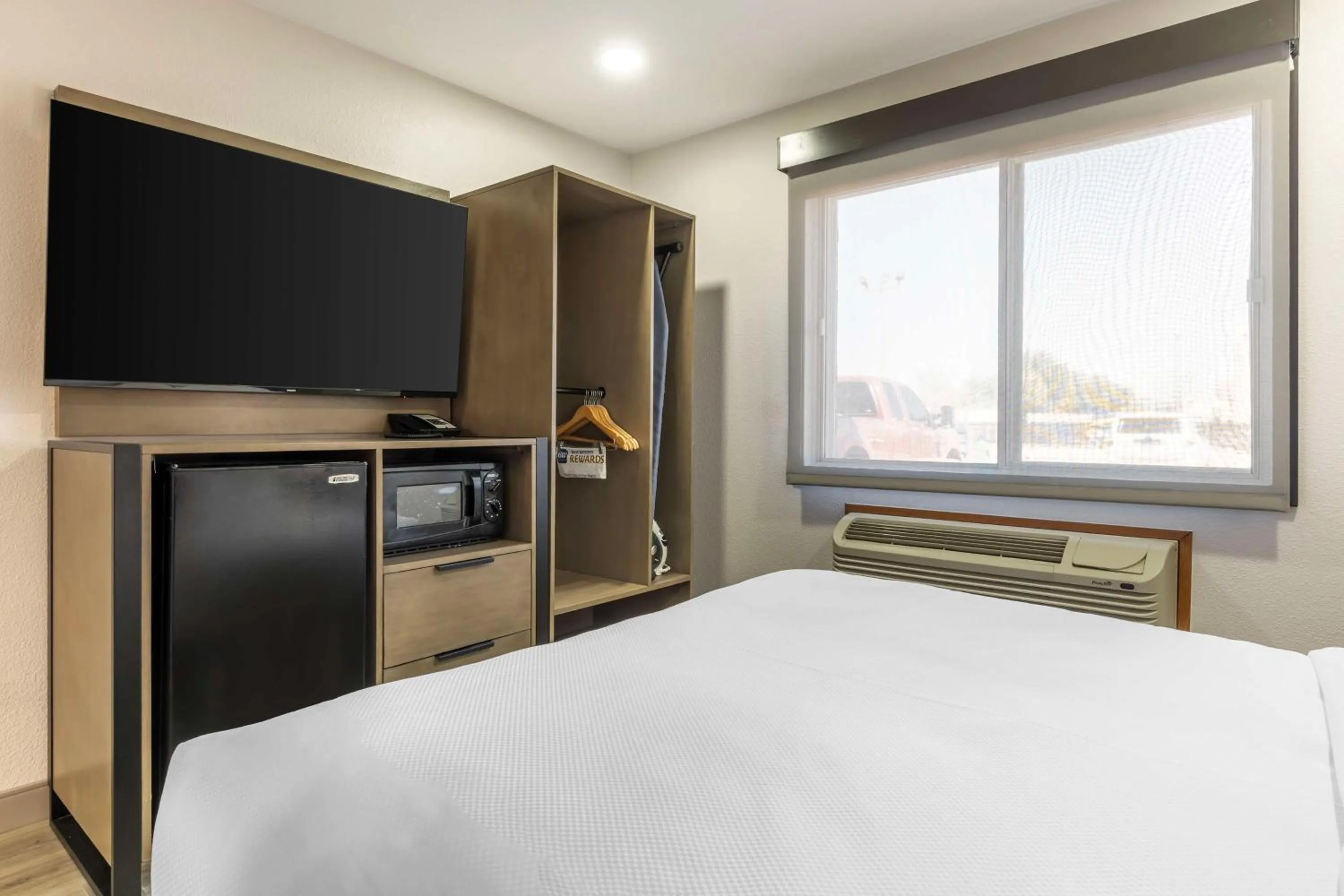 Bedroom, Bed in Best Western North Side Inn