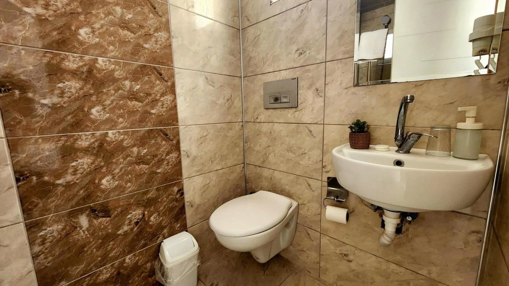 Toilet in Karden Otel