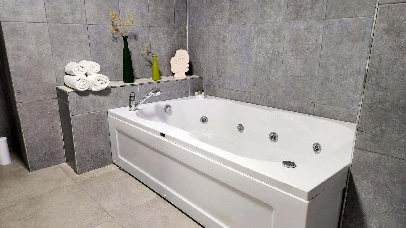 Hot Tub in Karden Otel