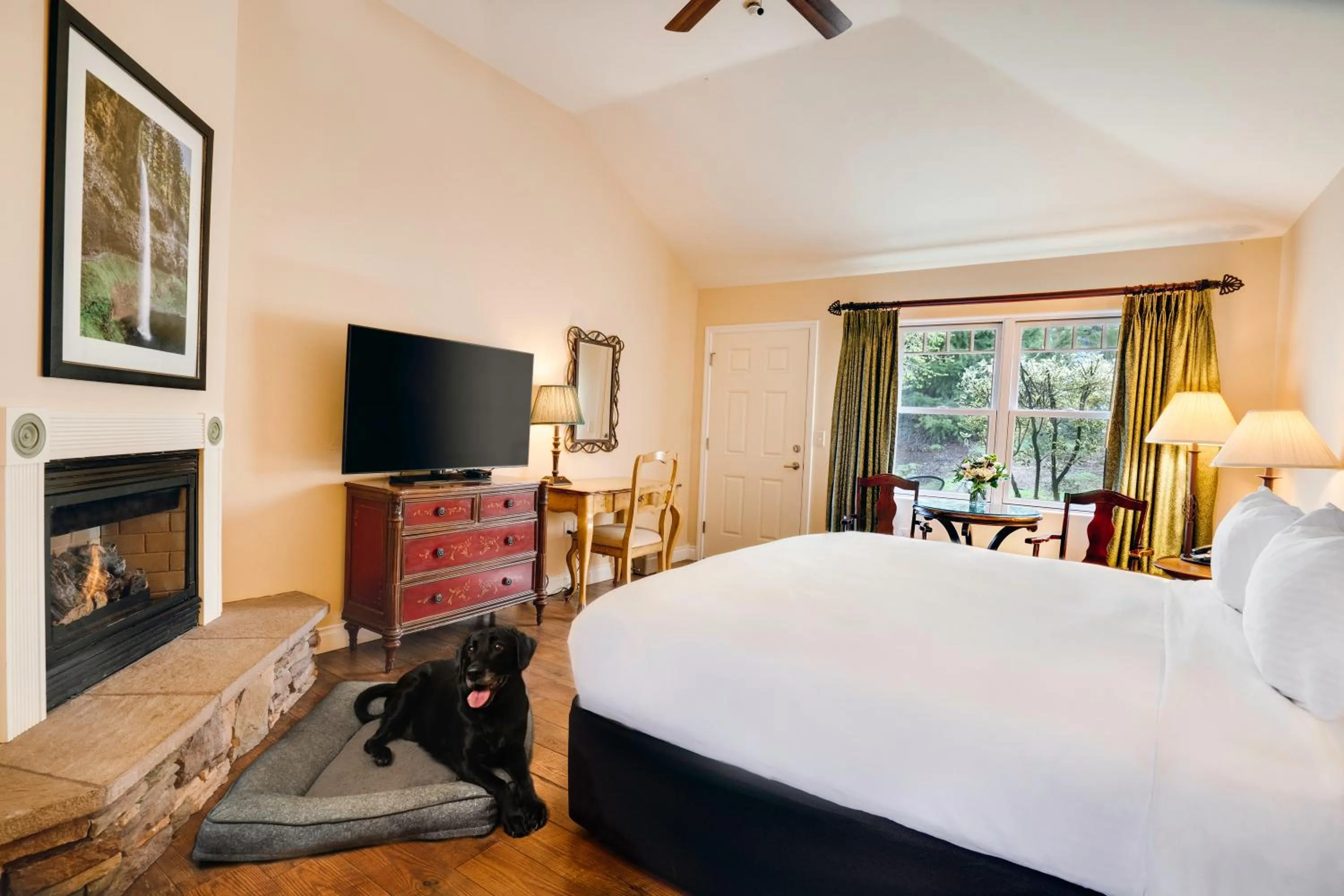 Bedroom, Bed in Oregon Garden Resort