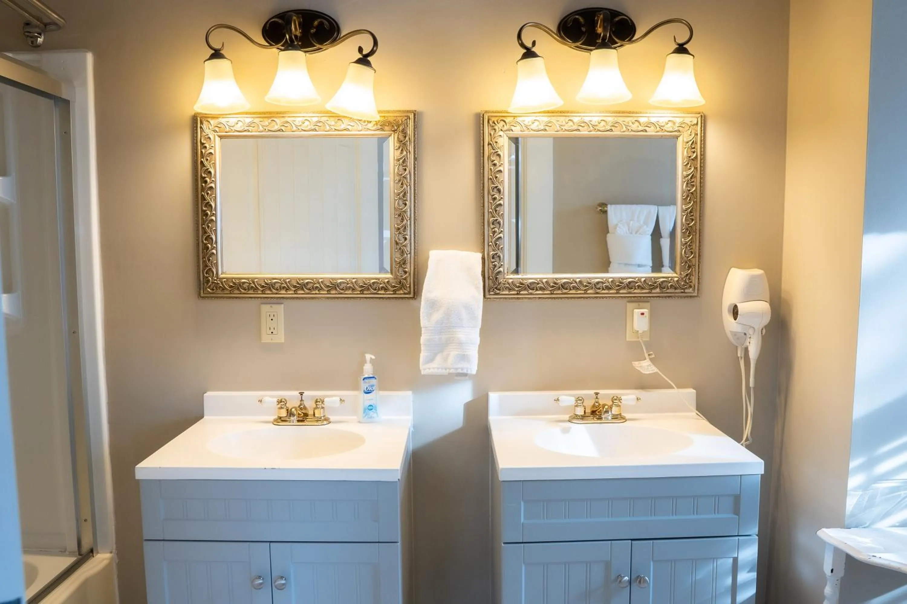 Bathroom in Oak Tree Hotel