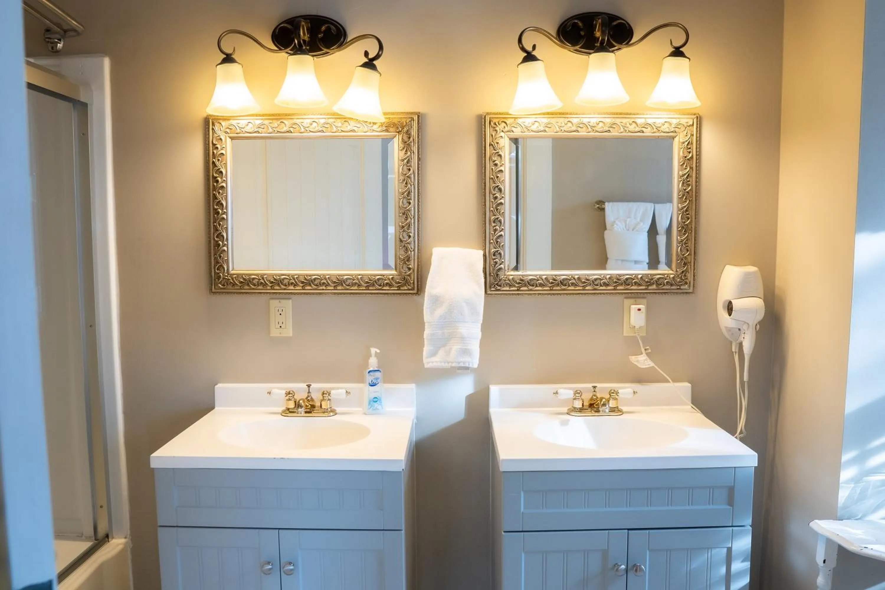 Bathroom in Oak Tree Hotel