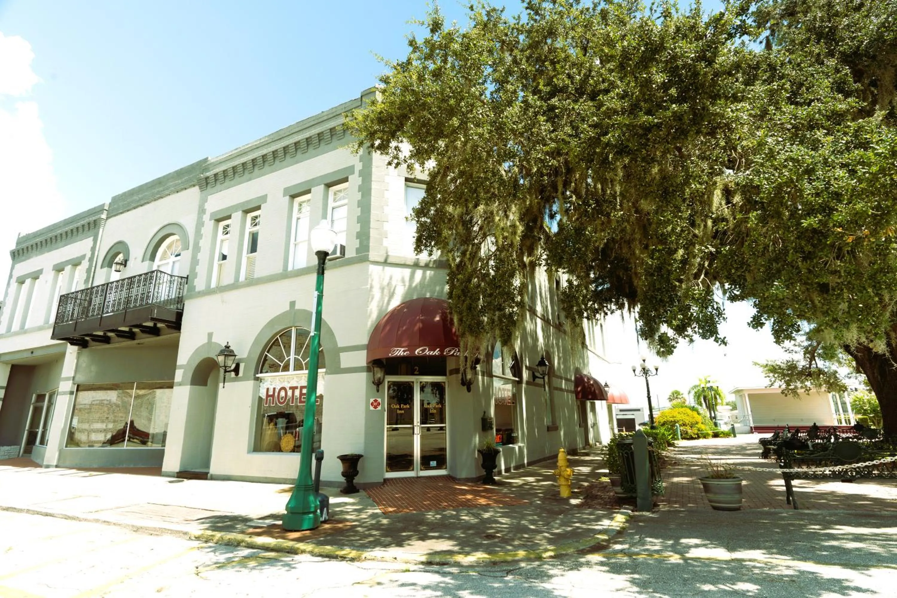 Facade/entrance in Oak Tree Hotel