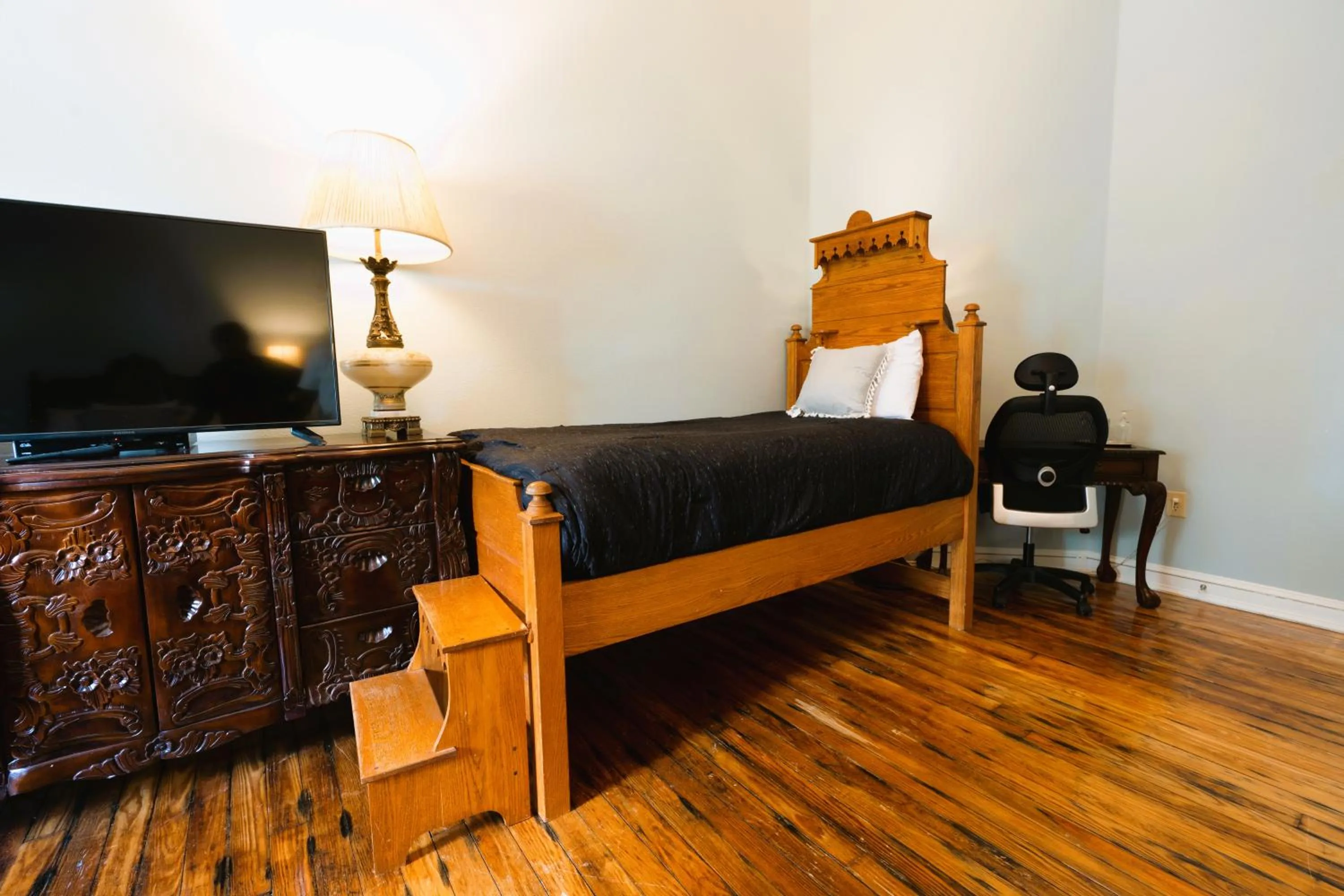 Bedroom, Bed in Oak Tree Hotel
