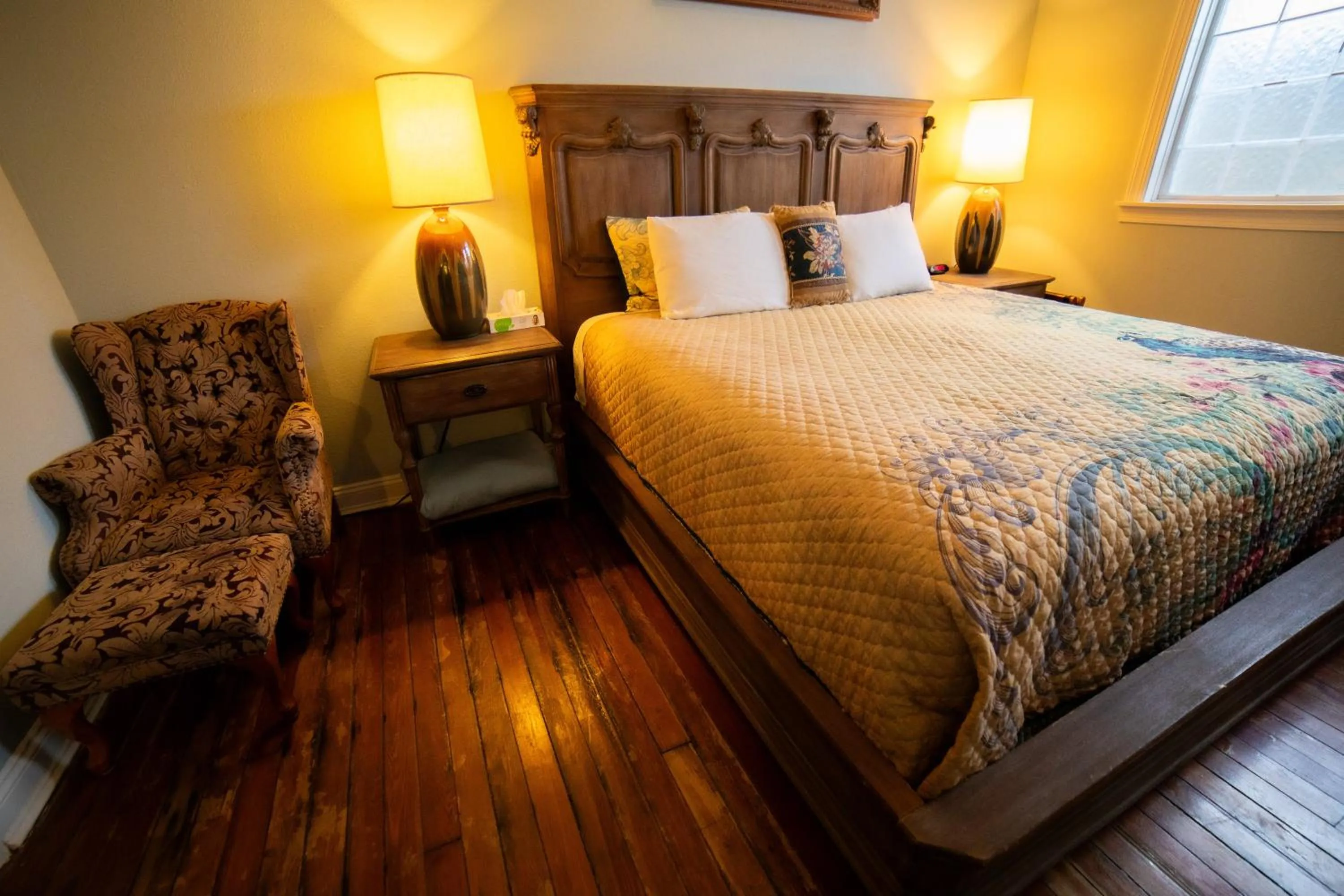 Seating area, Bed in Oak Tree Hotel