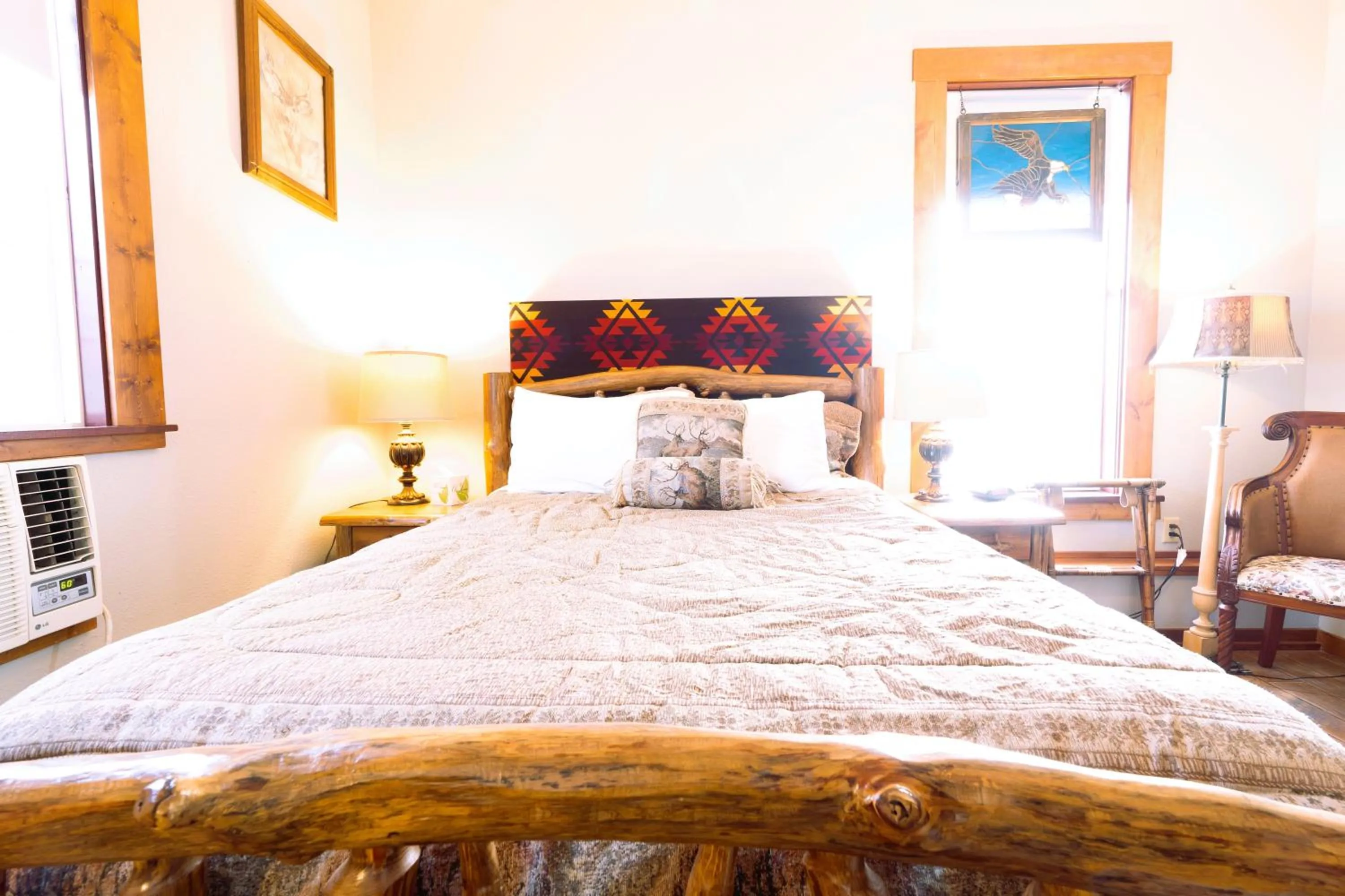 Photo of the whole room, Bed in Oak Tree Hotel