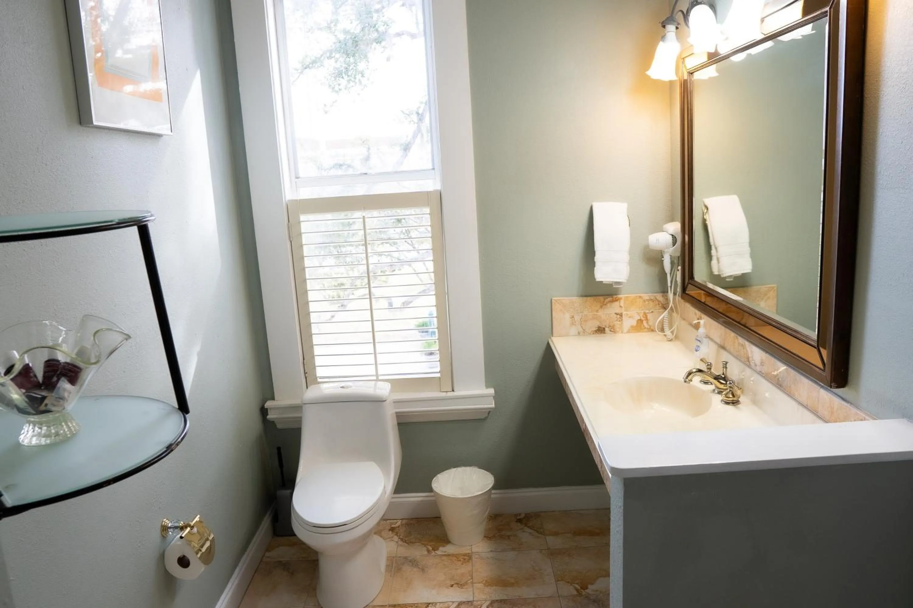 Toilet in Oak Tree Hotel