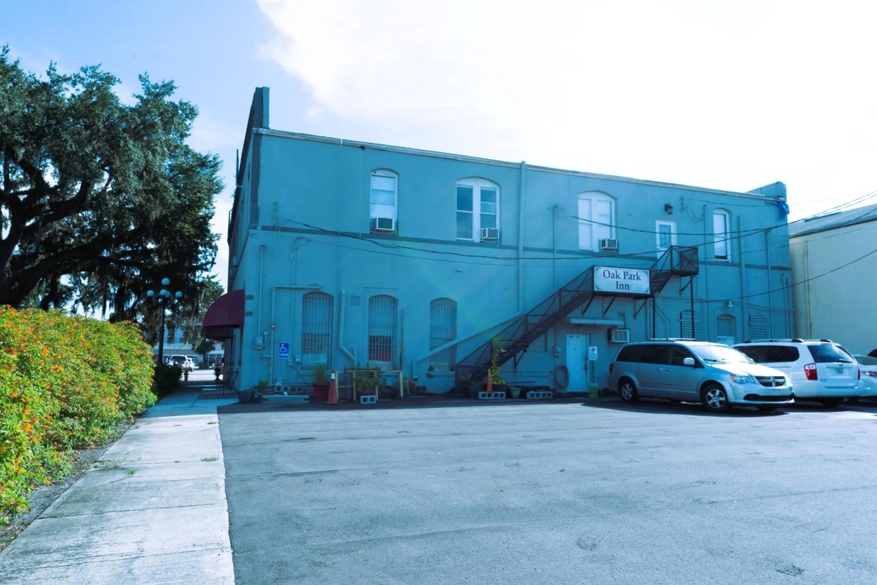 Parking in Oak Tree Hotel