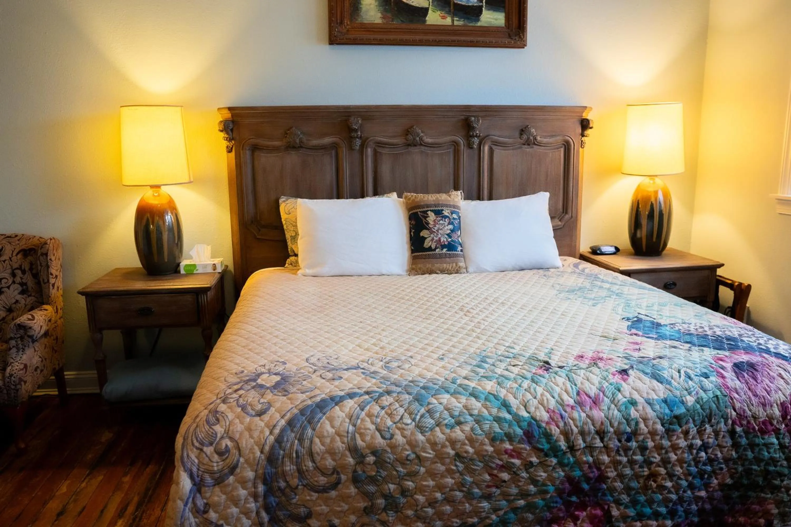 Photo of the whole room, Bed in Oak Tree Hotel