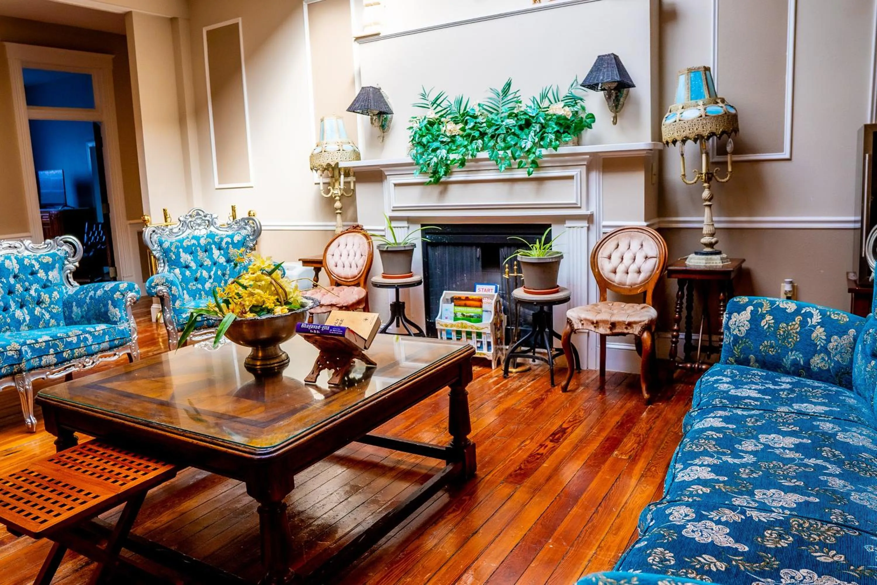 Seating area in Oak Tree Hotel