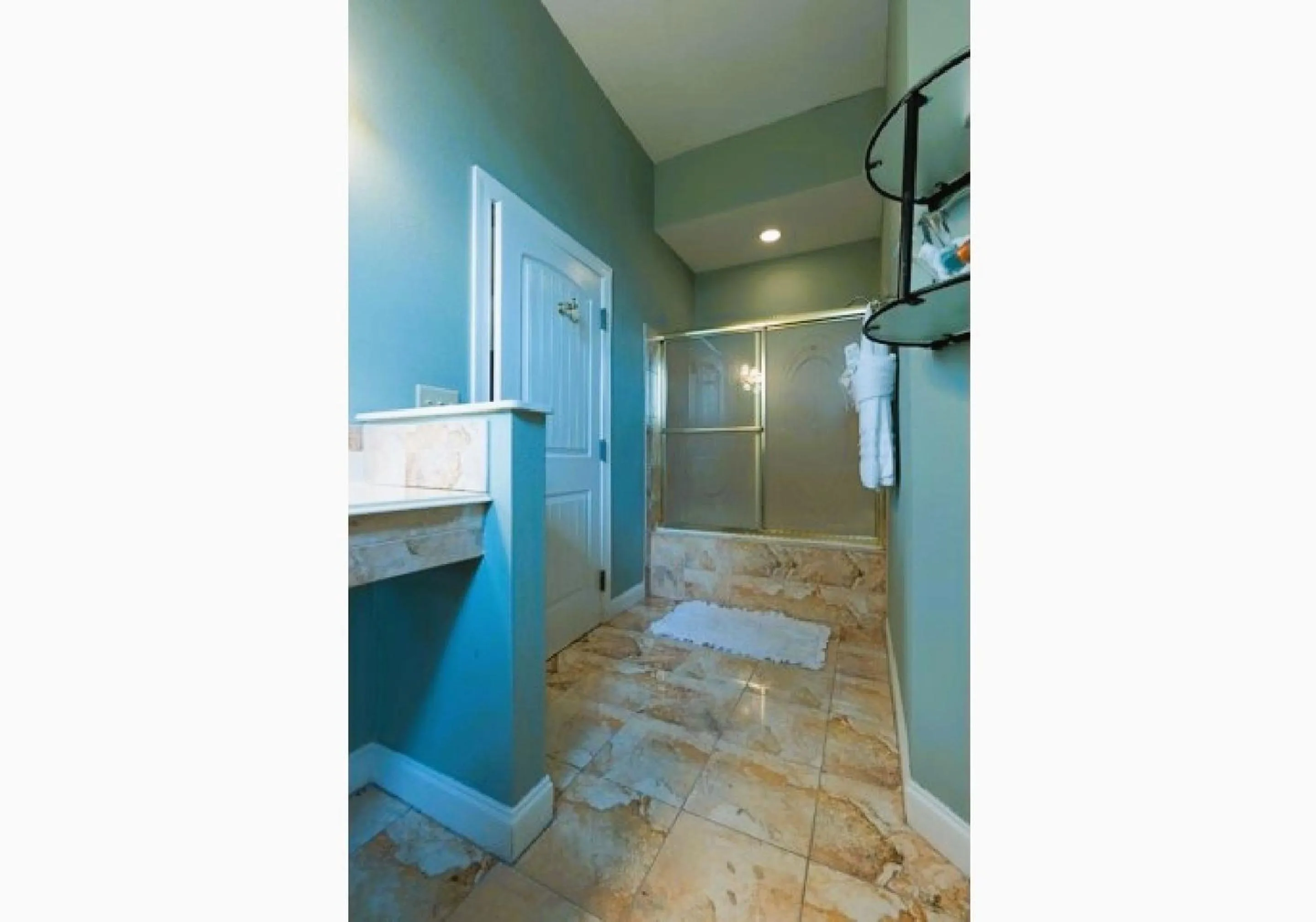 Bathroom in Oak Tree Hotel