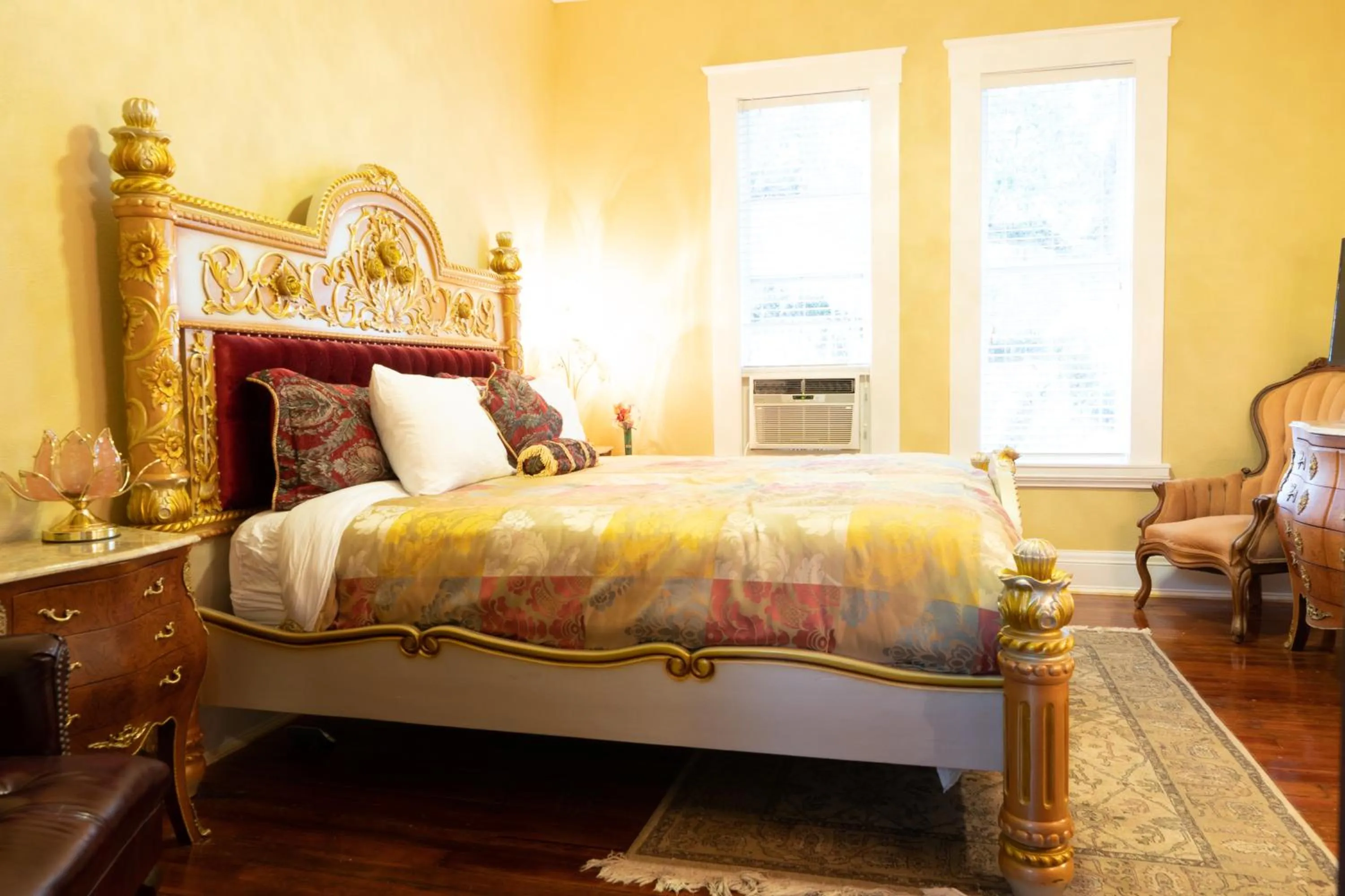 Bedroom, Bed in Oak Tree Hotel