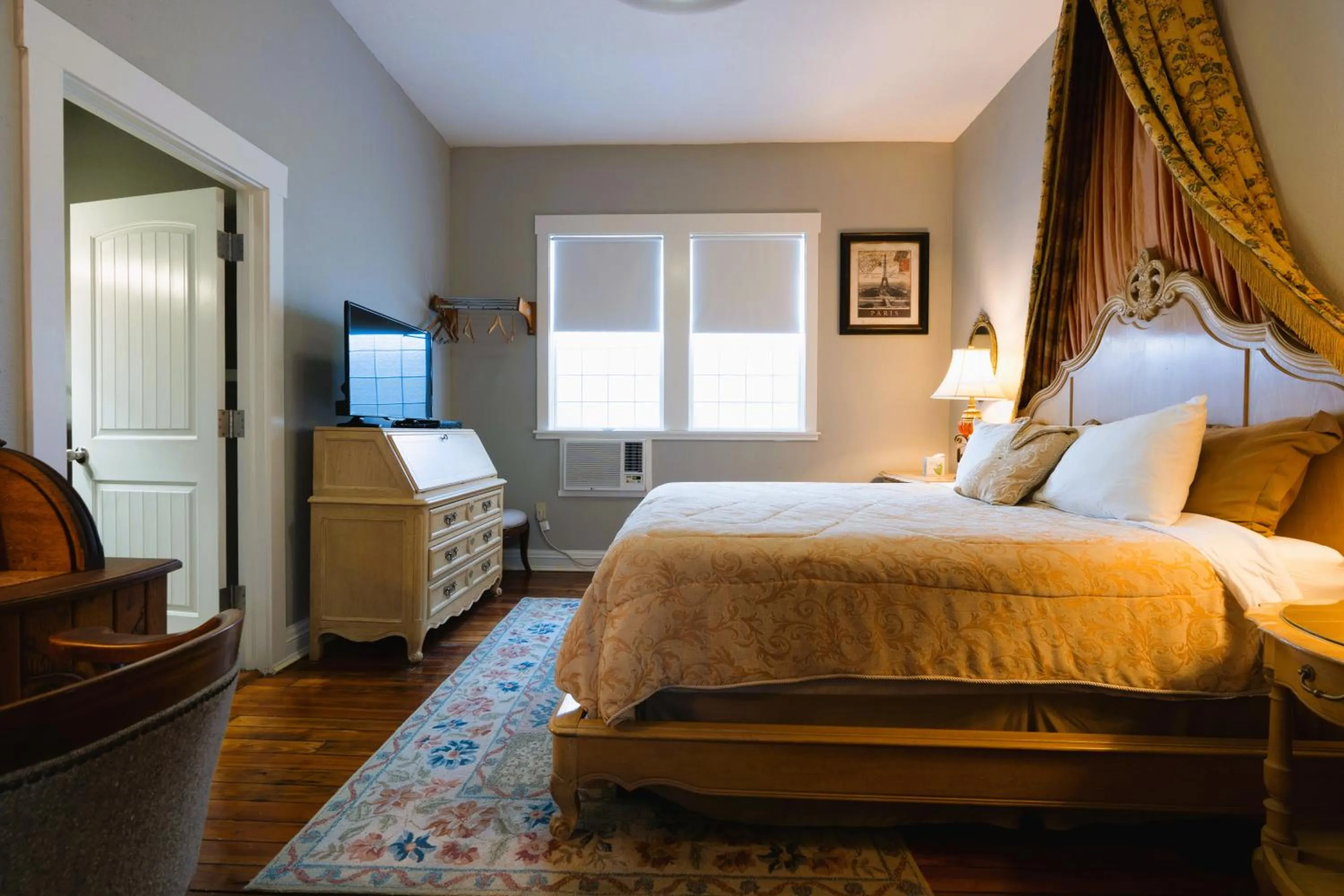 Bedroom, Bed in Oak Tree Hotel