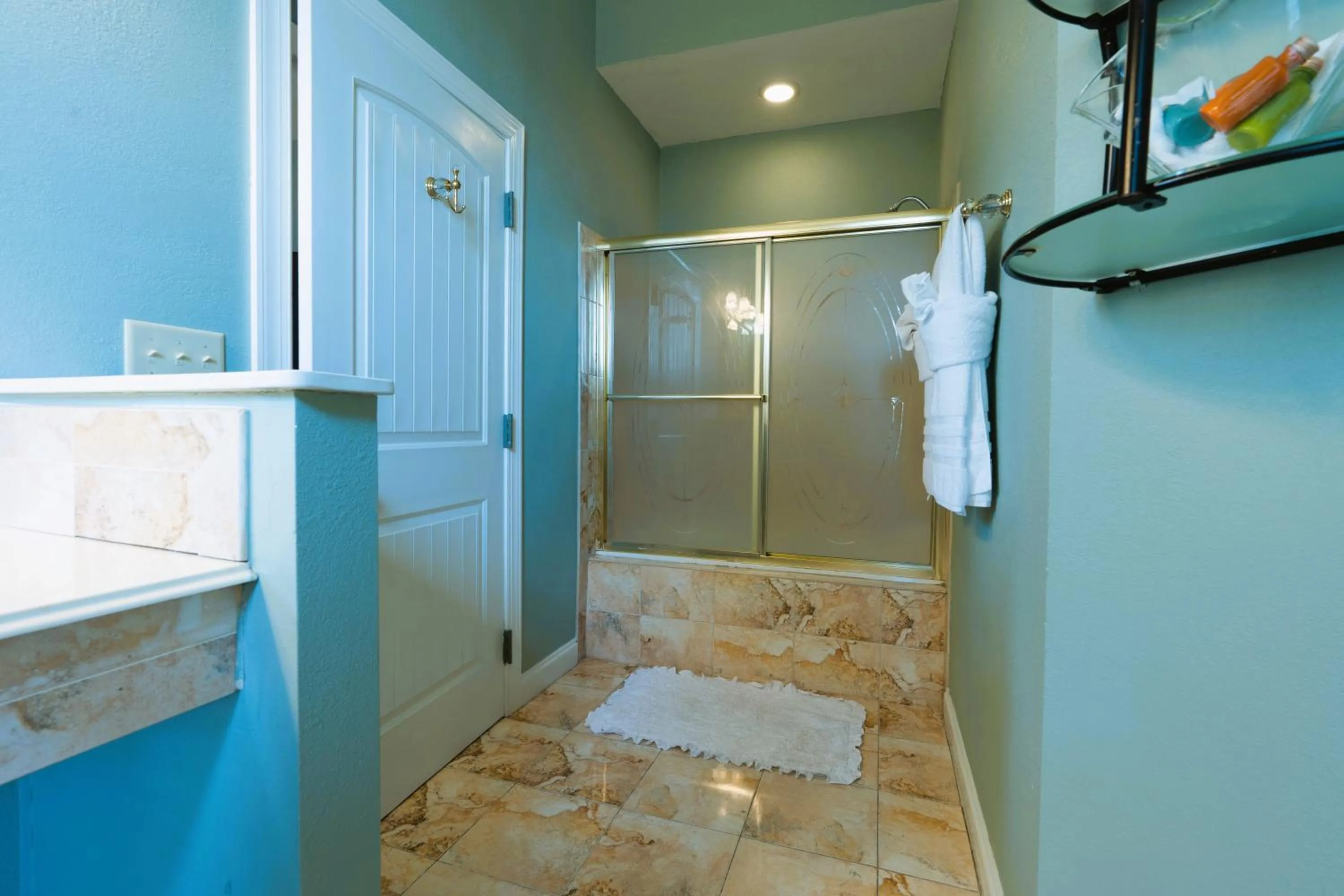 Bathroom in Oak Tree Hotel