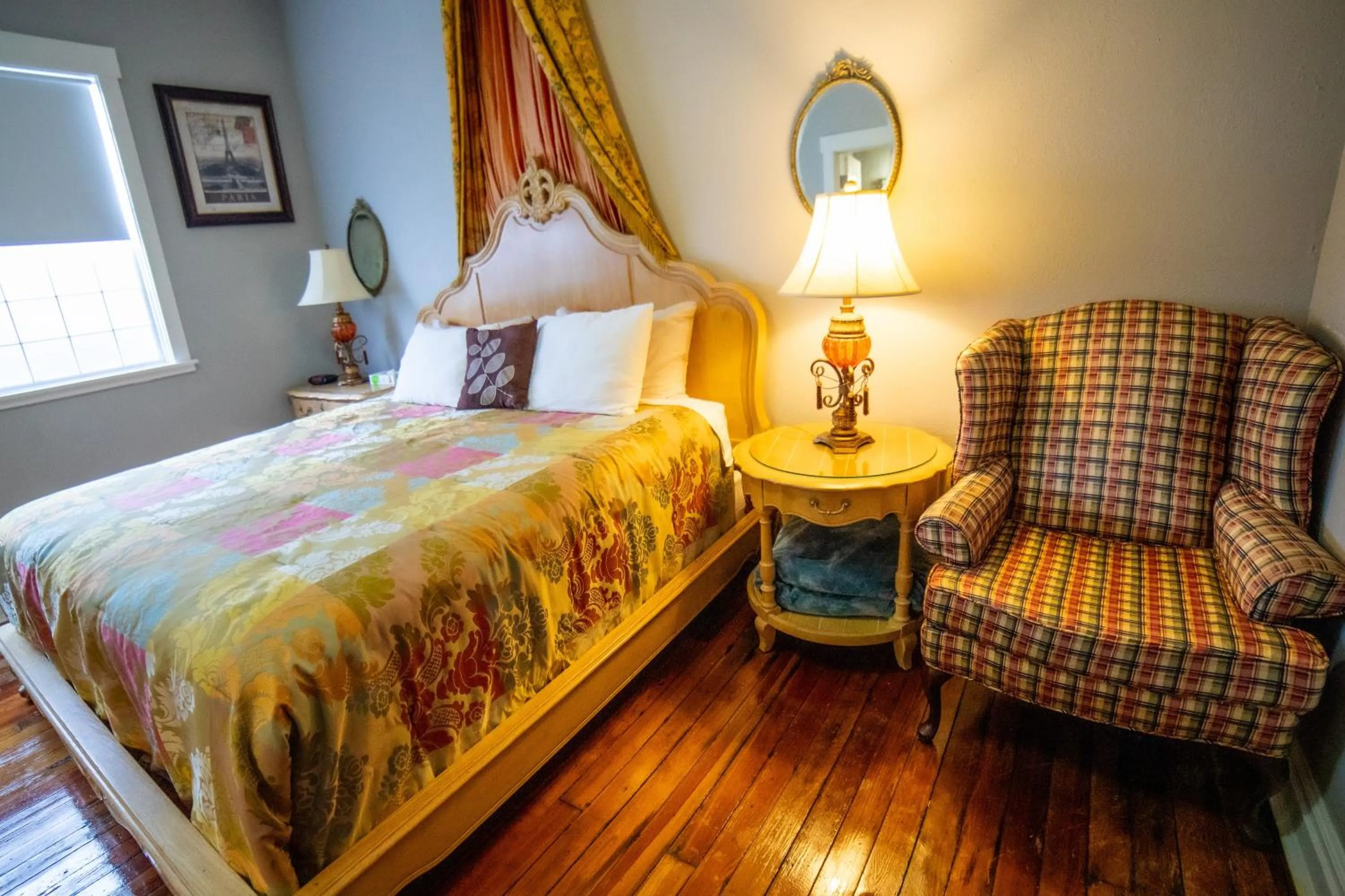 Photo of the whole room, Bed in Oak Tree Hotel