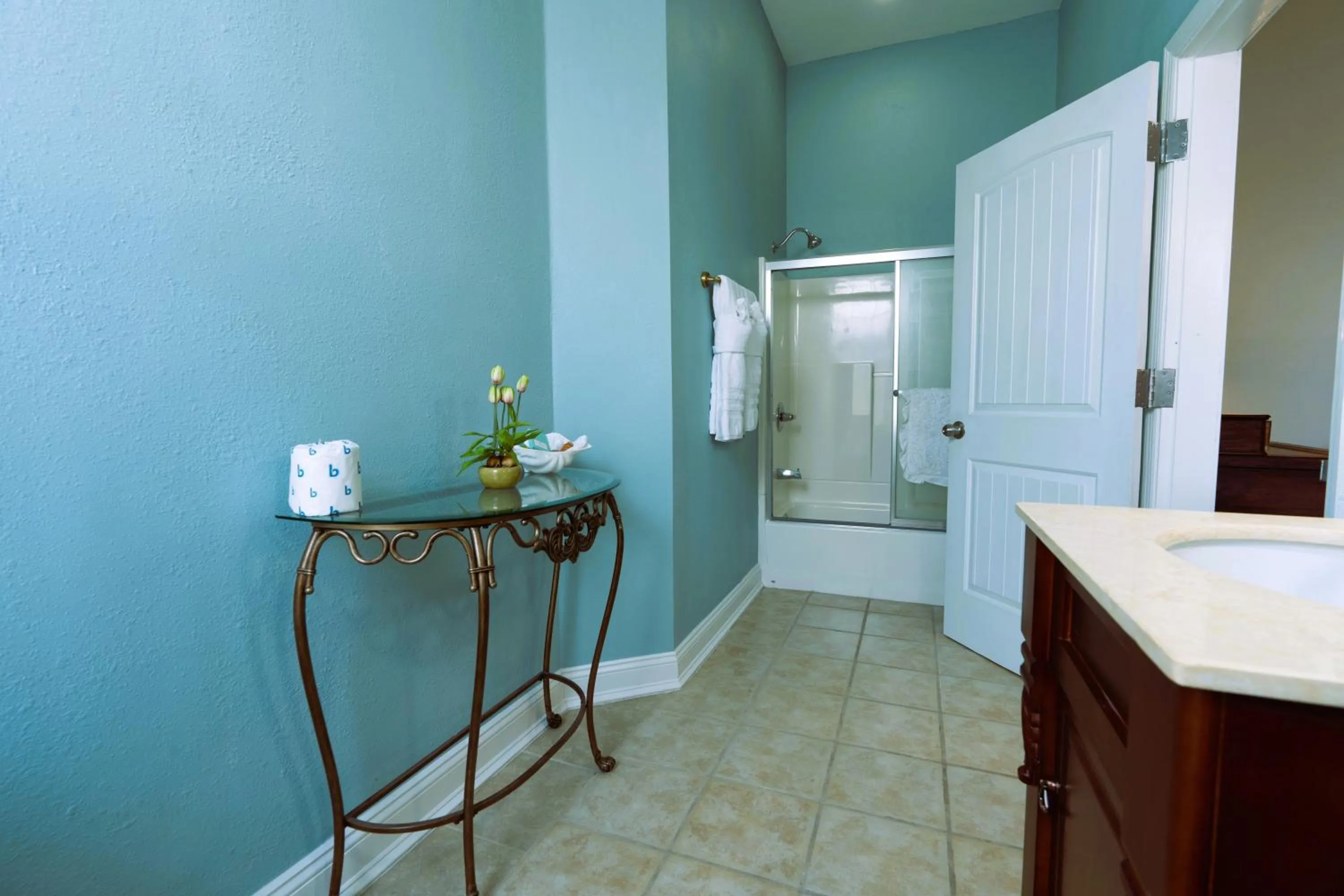 Bathroom in Oak Tree Hotel