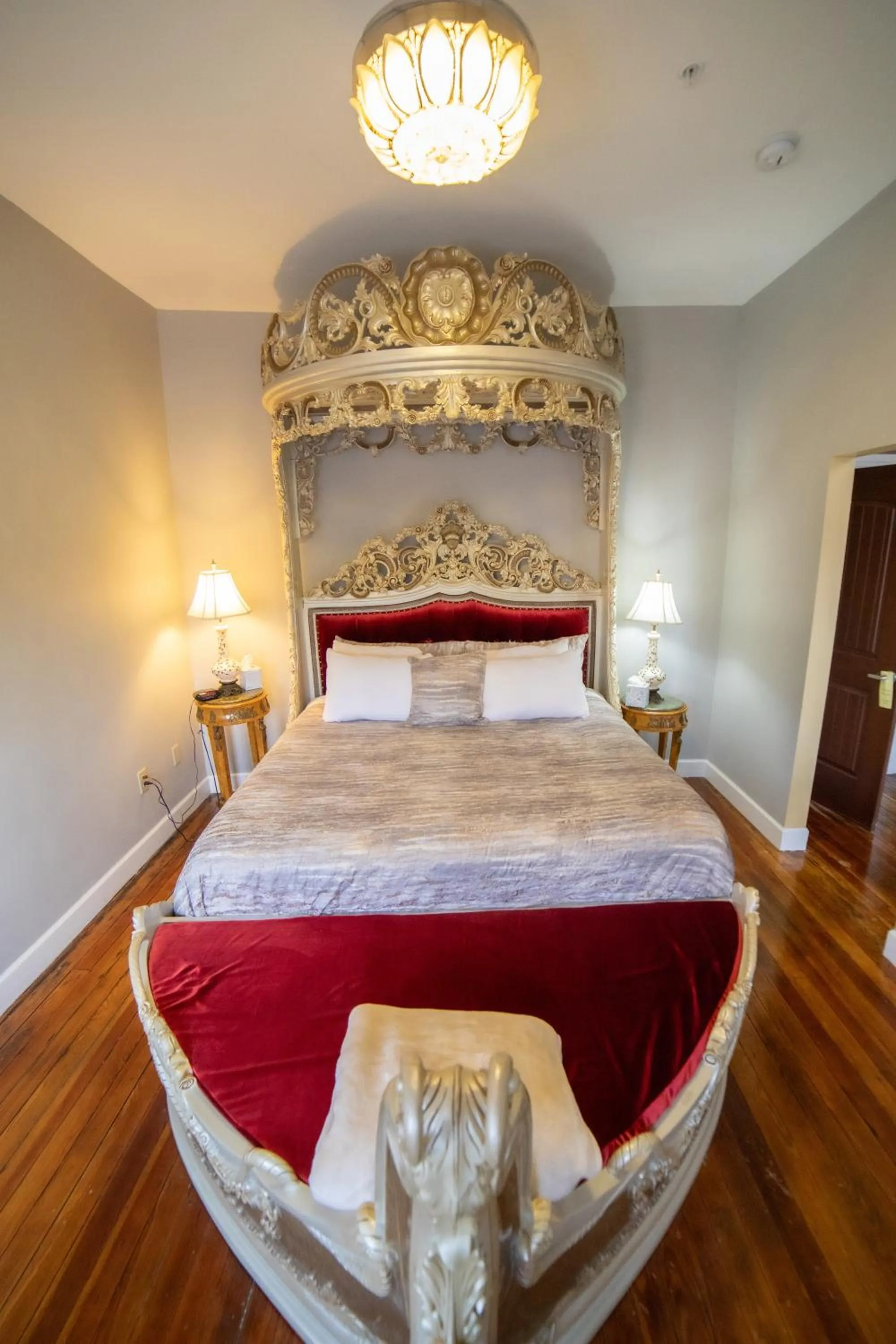 Bed in Oak Tree Hotel