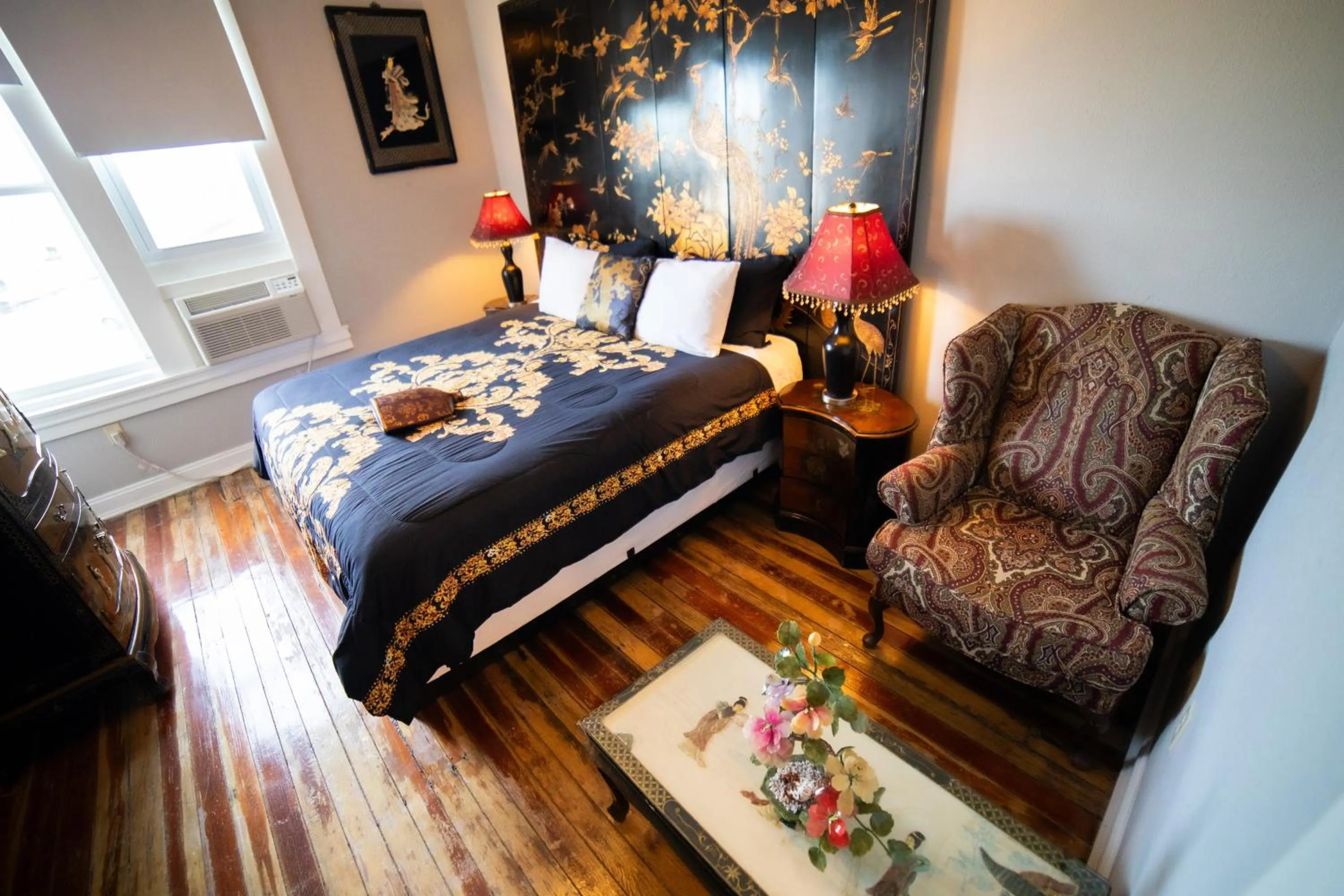 Living room, Bed in Oak Tree Hotel