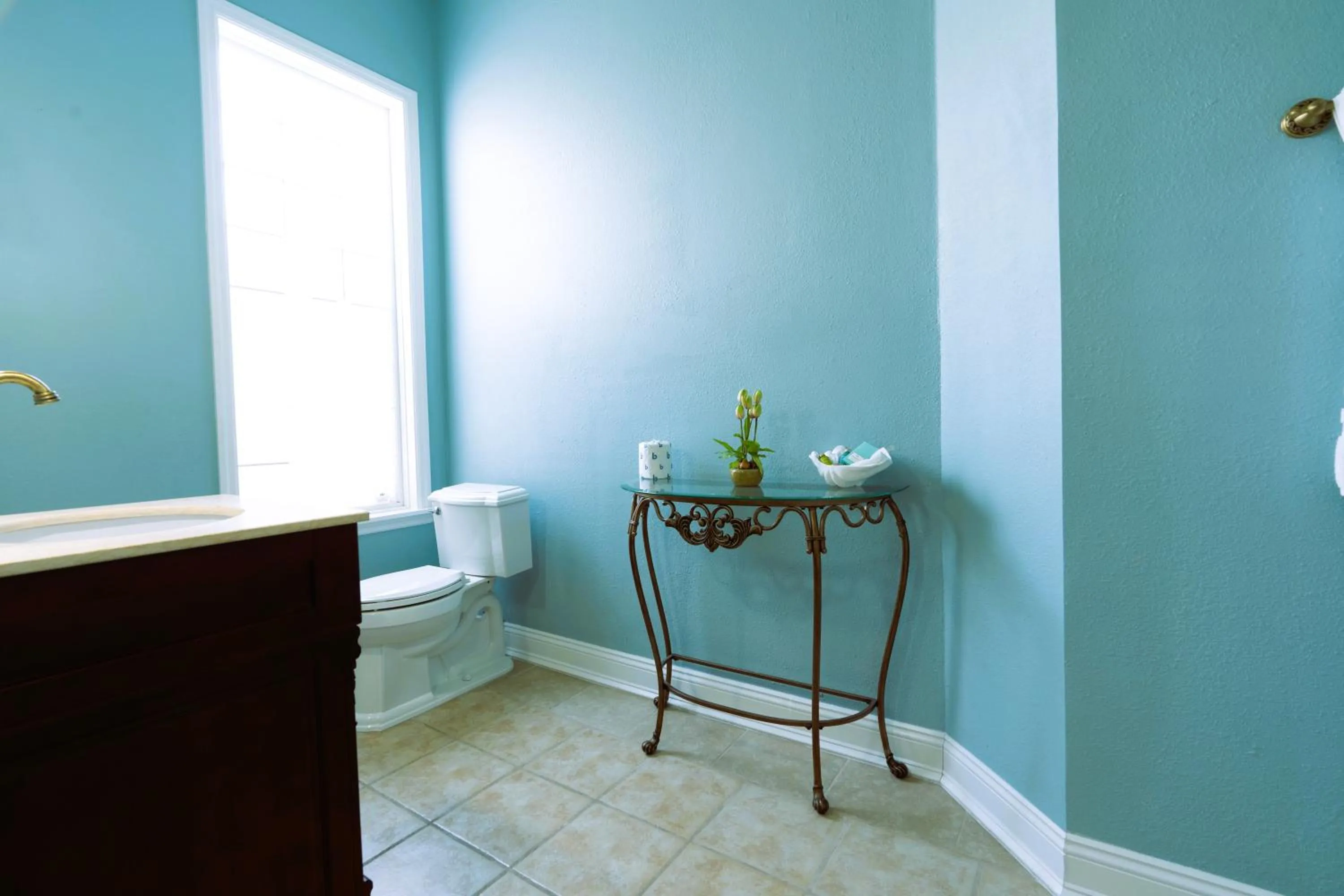 Bathroom in Oak Tree Hotel