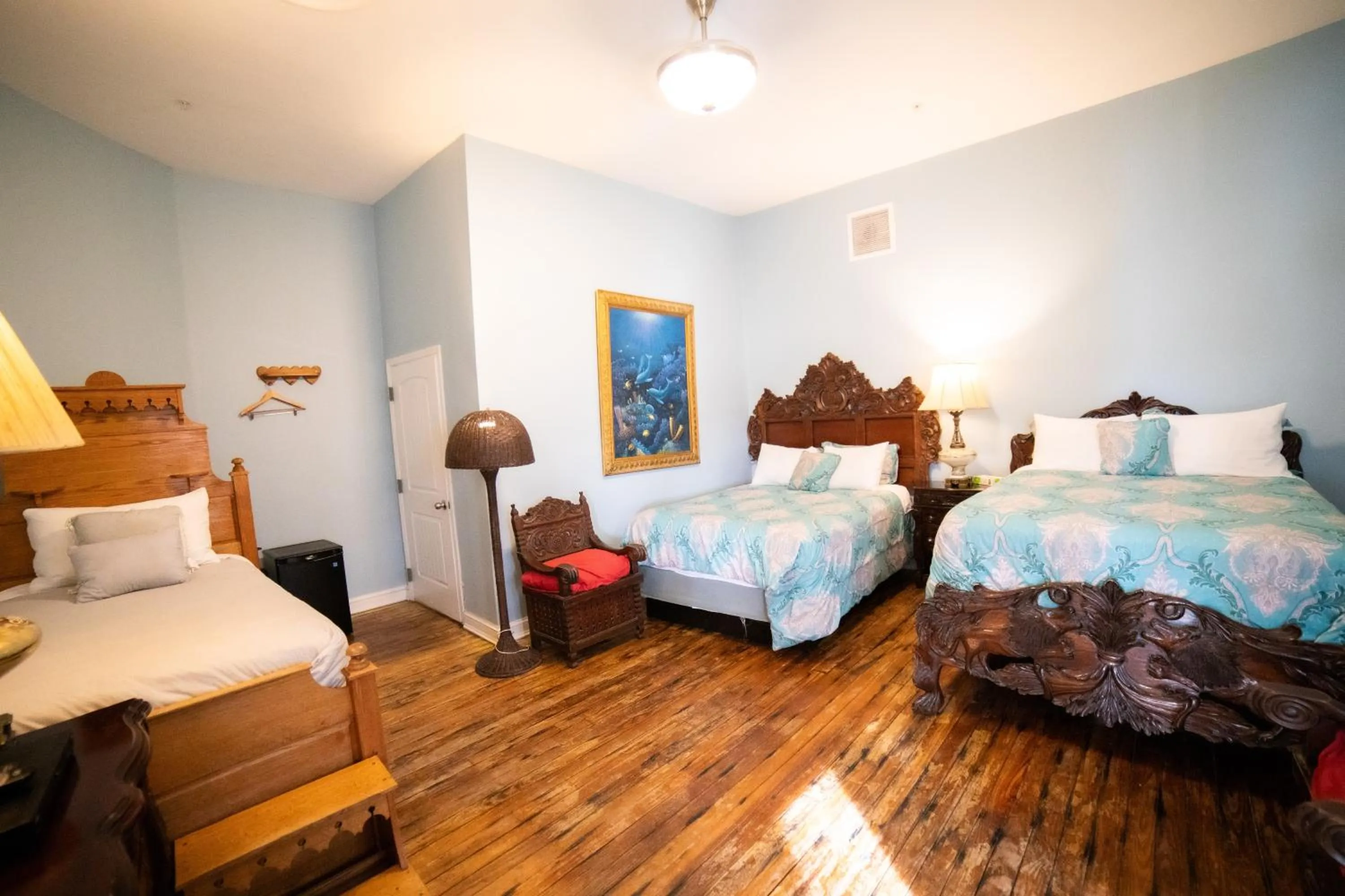 Photo of the whole room, Bed in Oak Tree Hotel