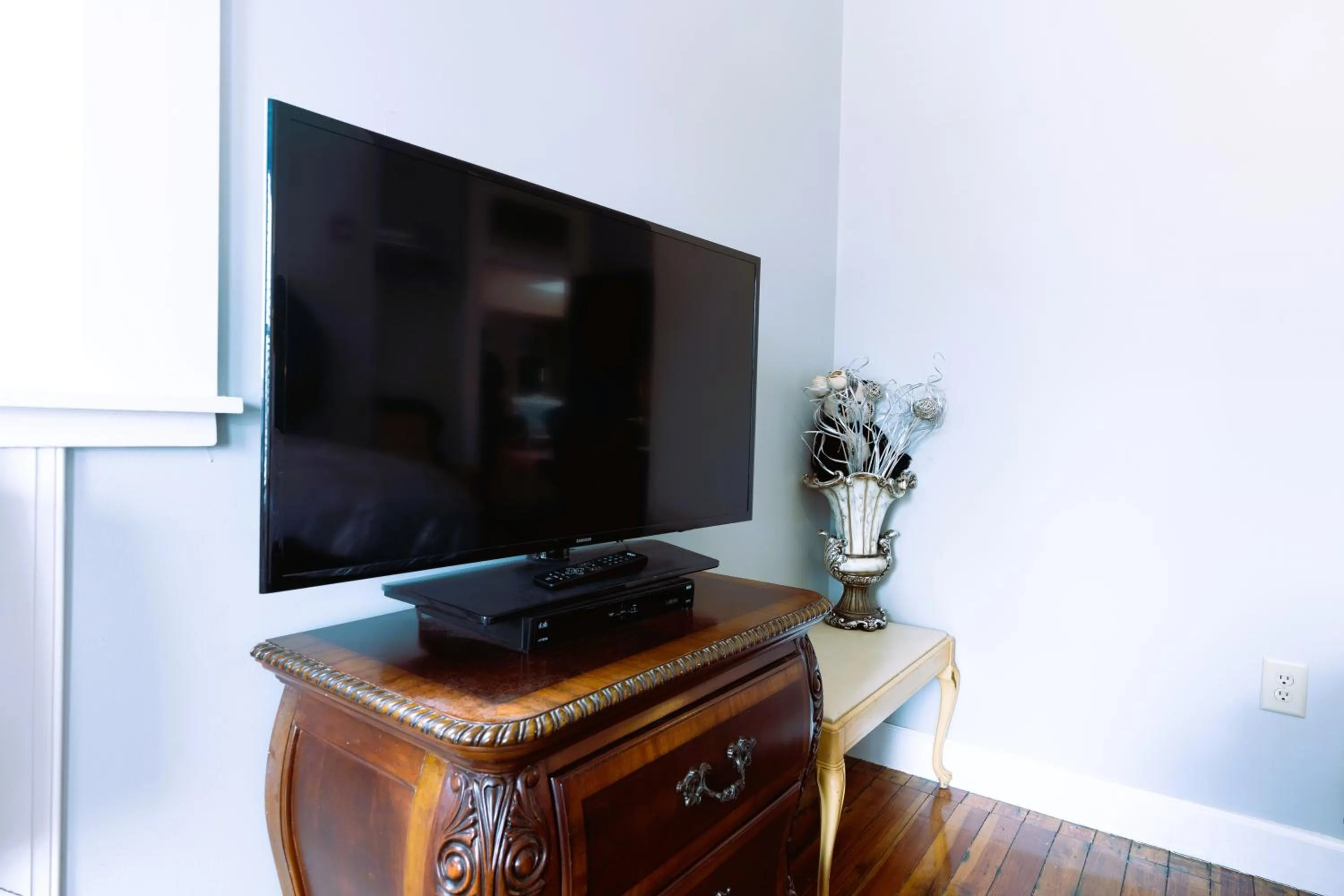 TV and multimedia in Oak Tree Hotel