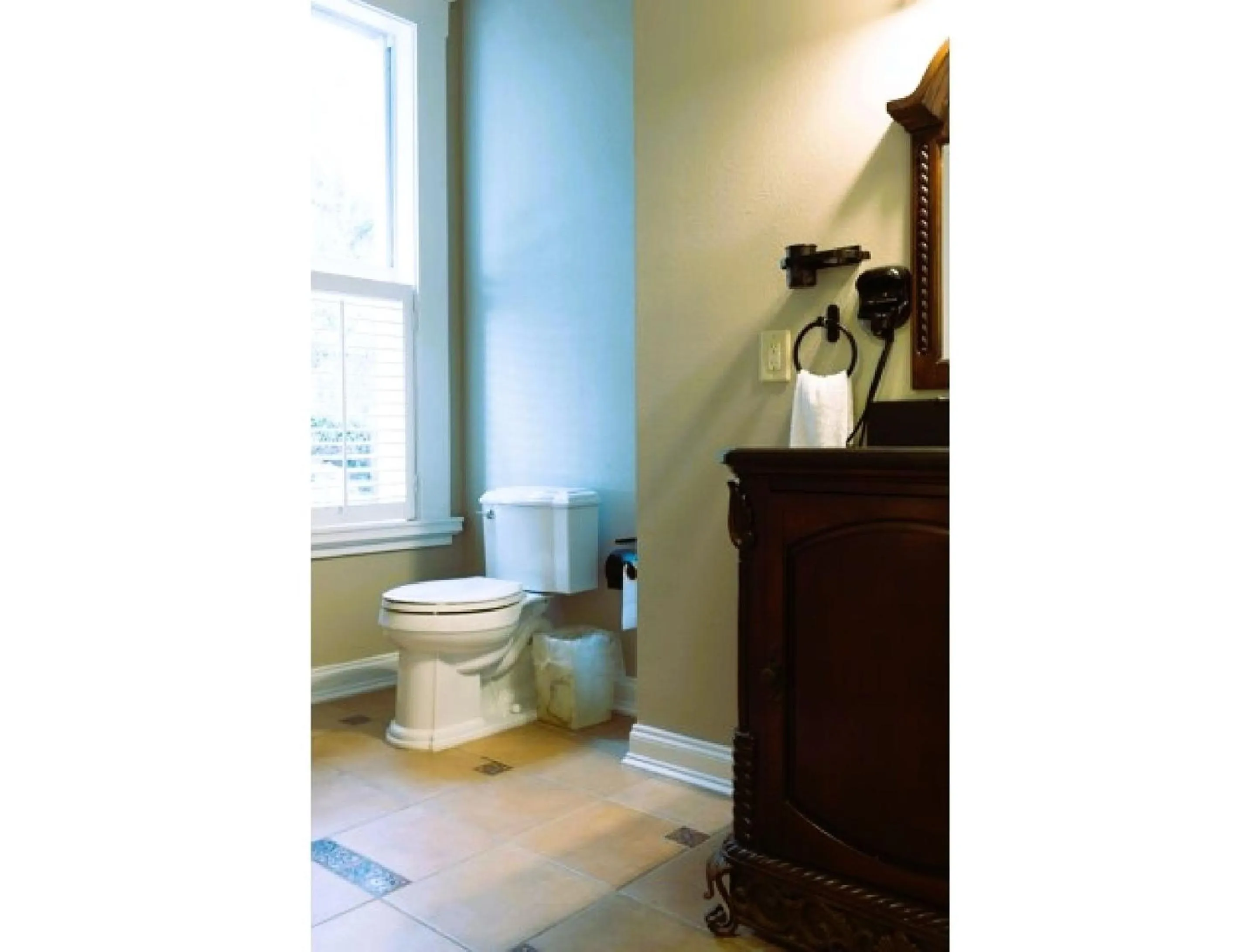 Bathroom in Oak Tree Hotel