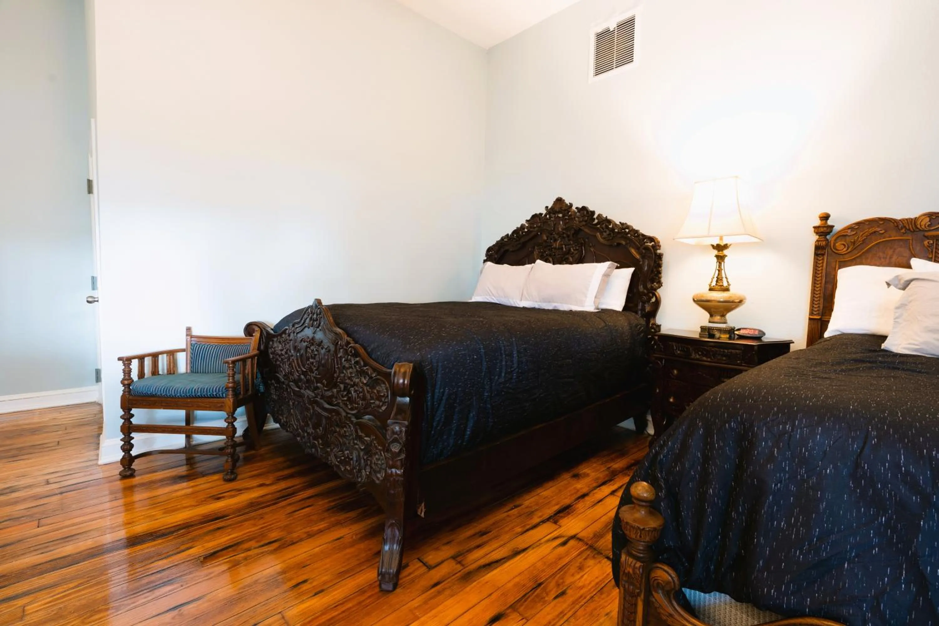 Bedroom, Bed in Oak Tree Hotel