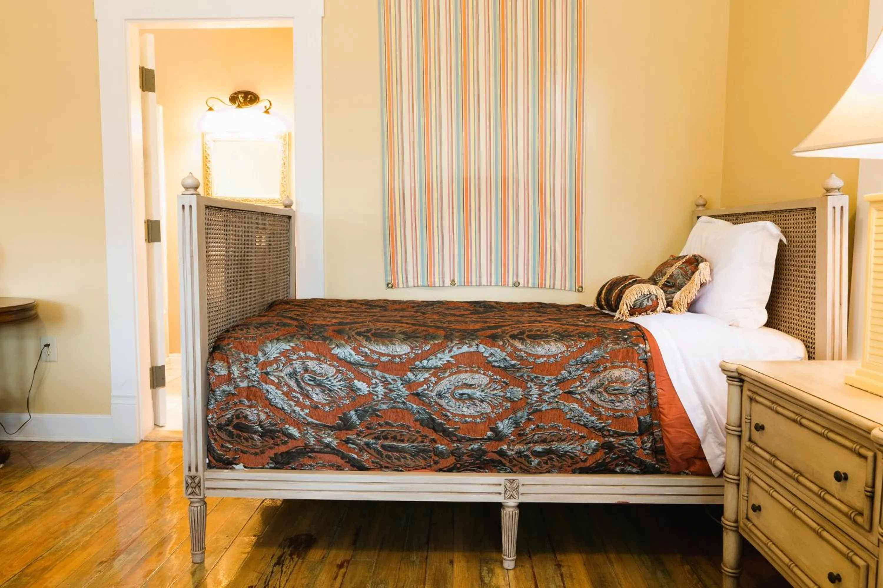 Bedroom, Bed in Oak Tree Hotel