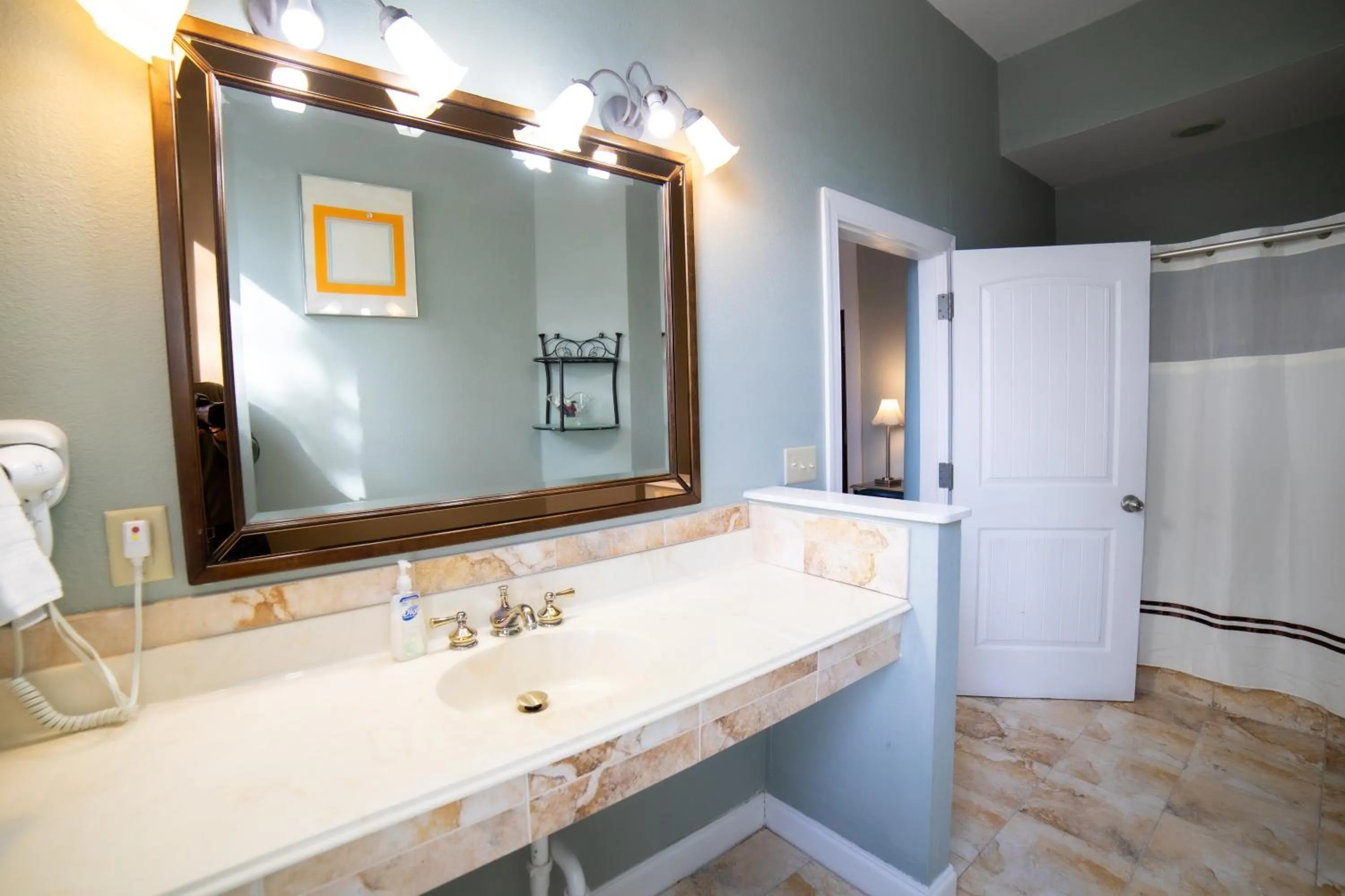 Bathroom in Oak Tree Hotel