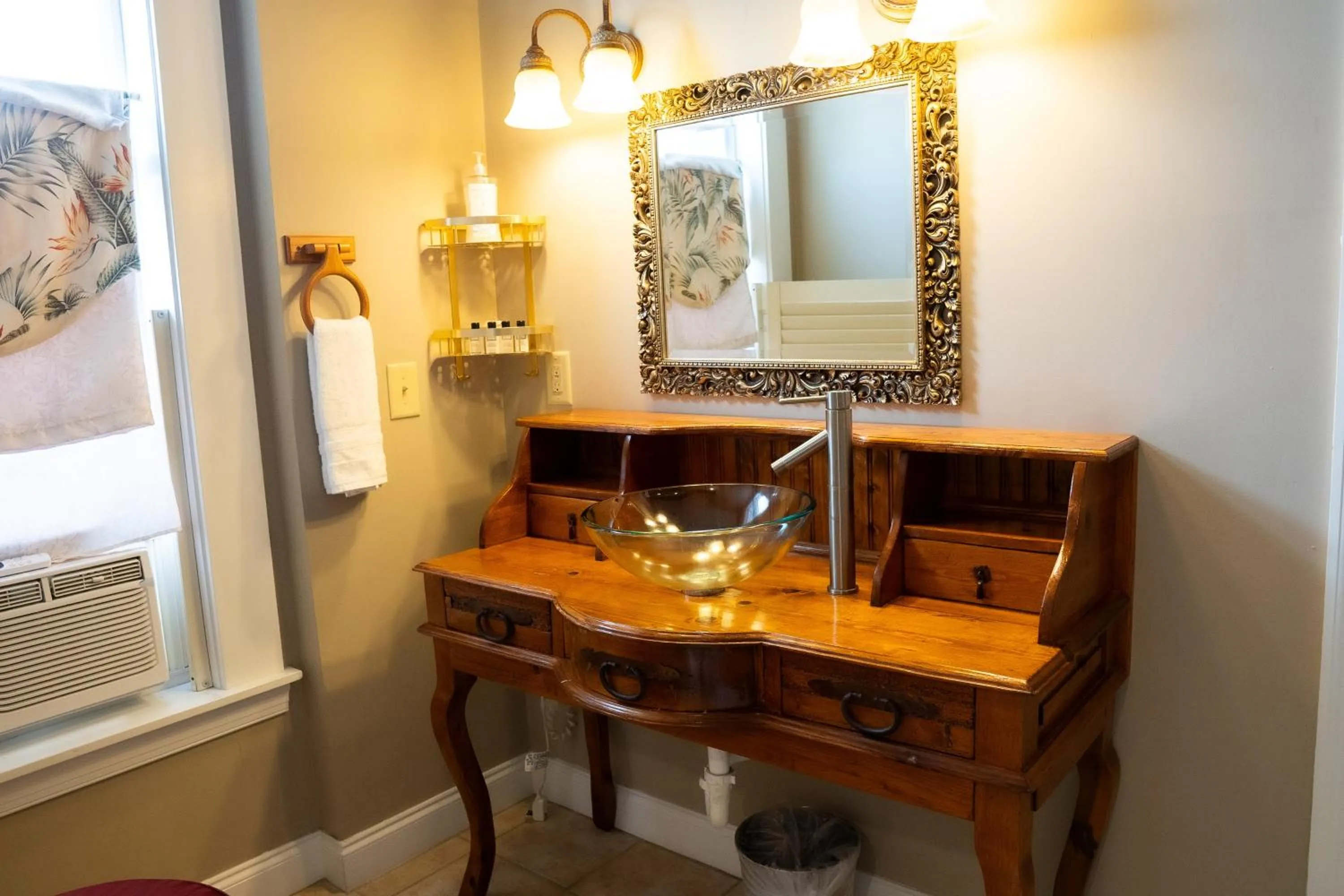 Bathroom in Oak Tree Hotel