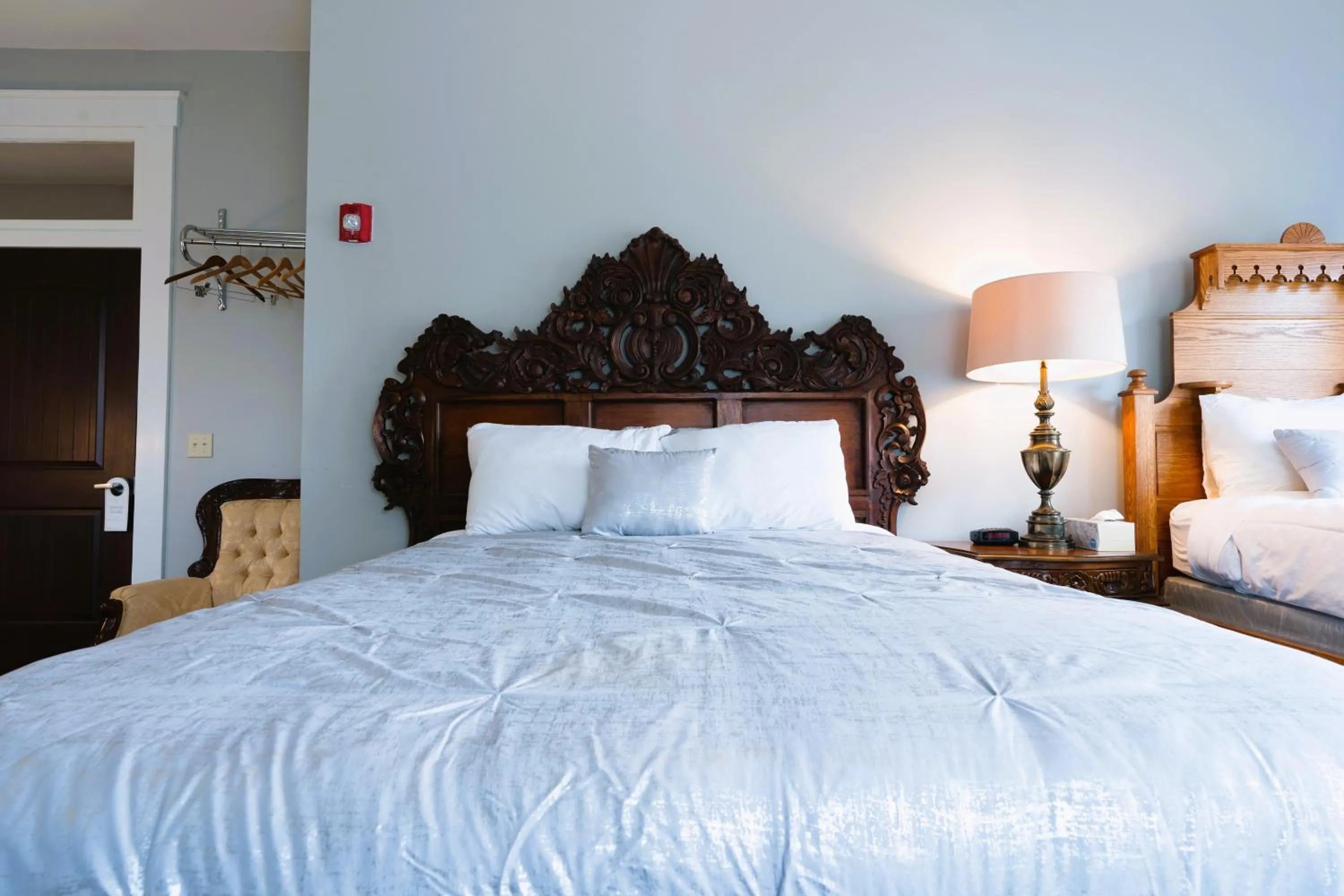 Bedroom, Bed in Oak Tree Hotel