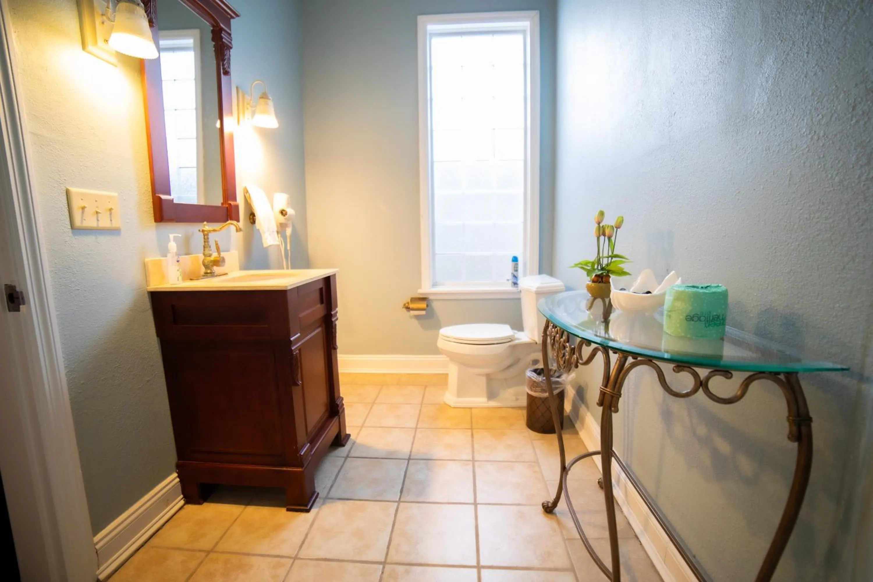 Toilet in Oak Tree Hotel