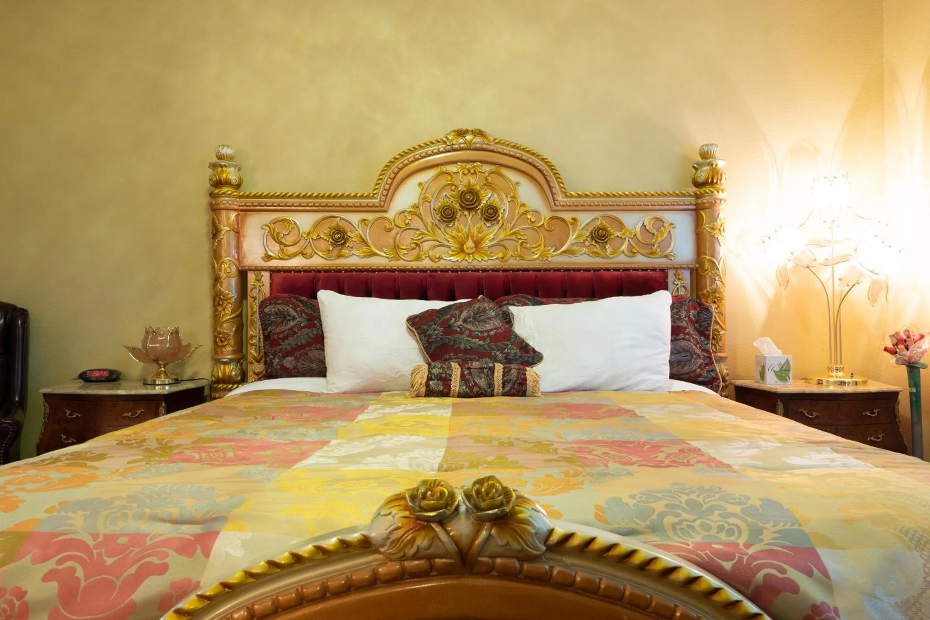 Bedroom, Bed in Oak Tree Hotel