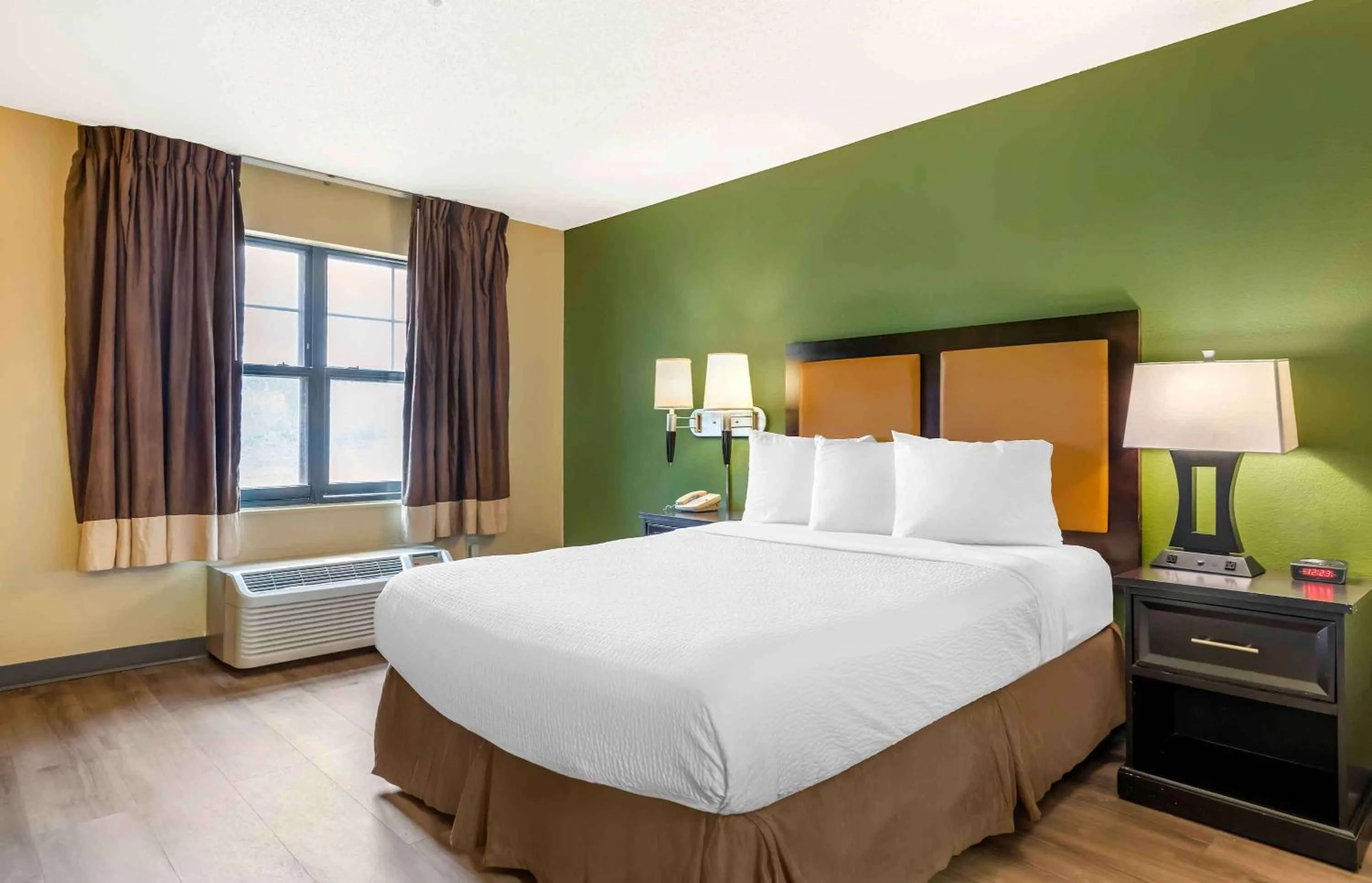 Bedroom, Bed in Extended Stay America Suites - Minneapolis - Woodbury